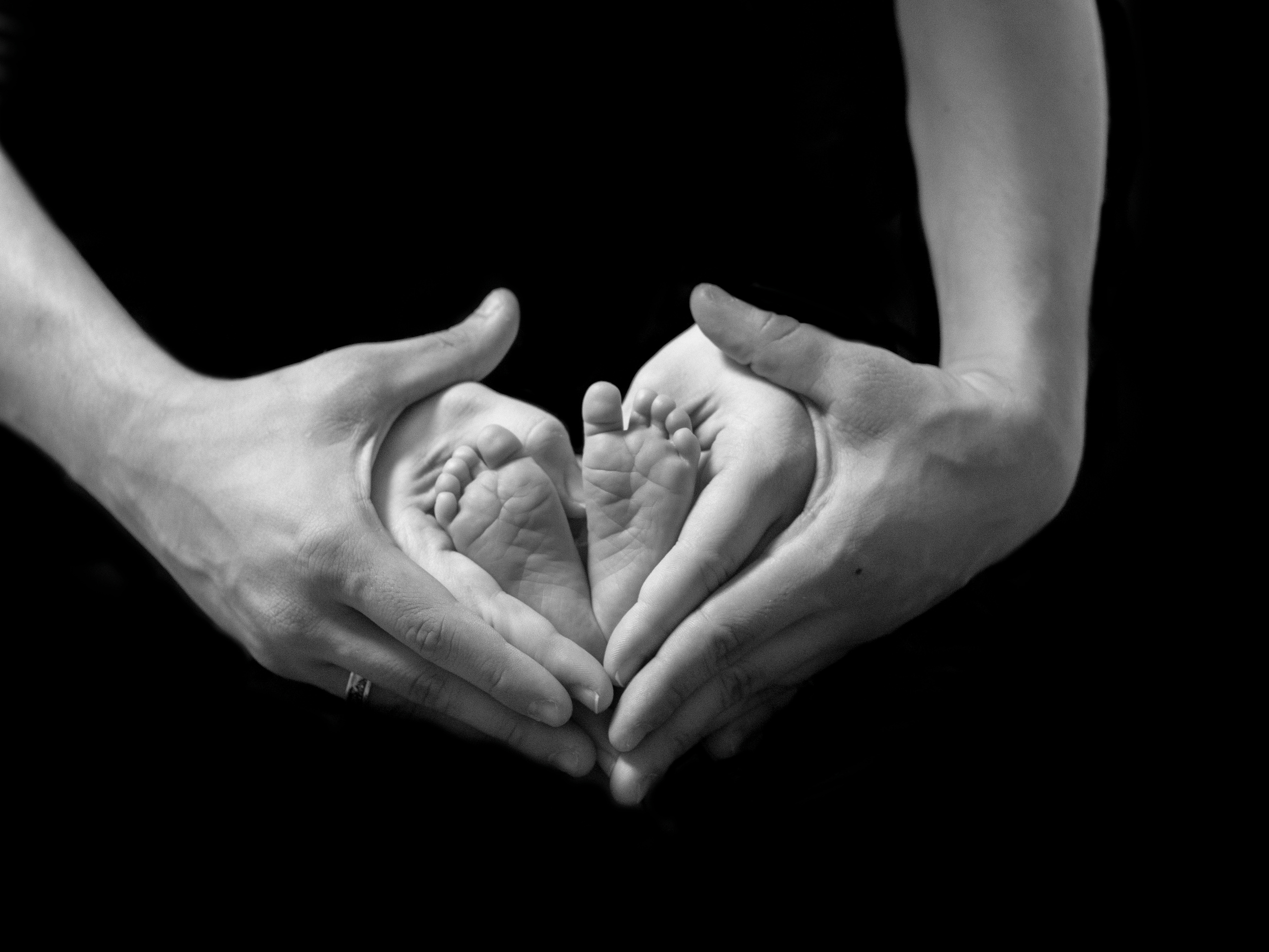 Foto bianconere. Fotografa di neonati di attesa di famiglia Gero Kateryna