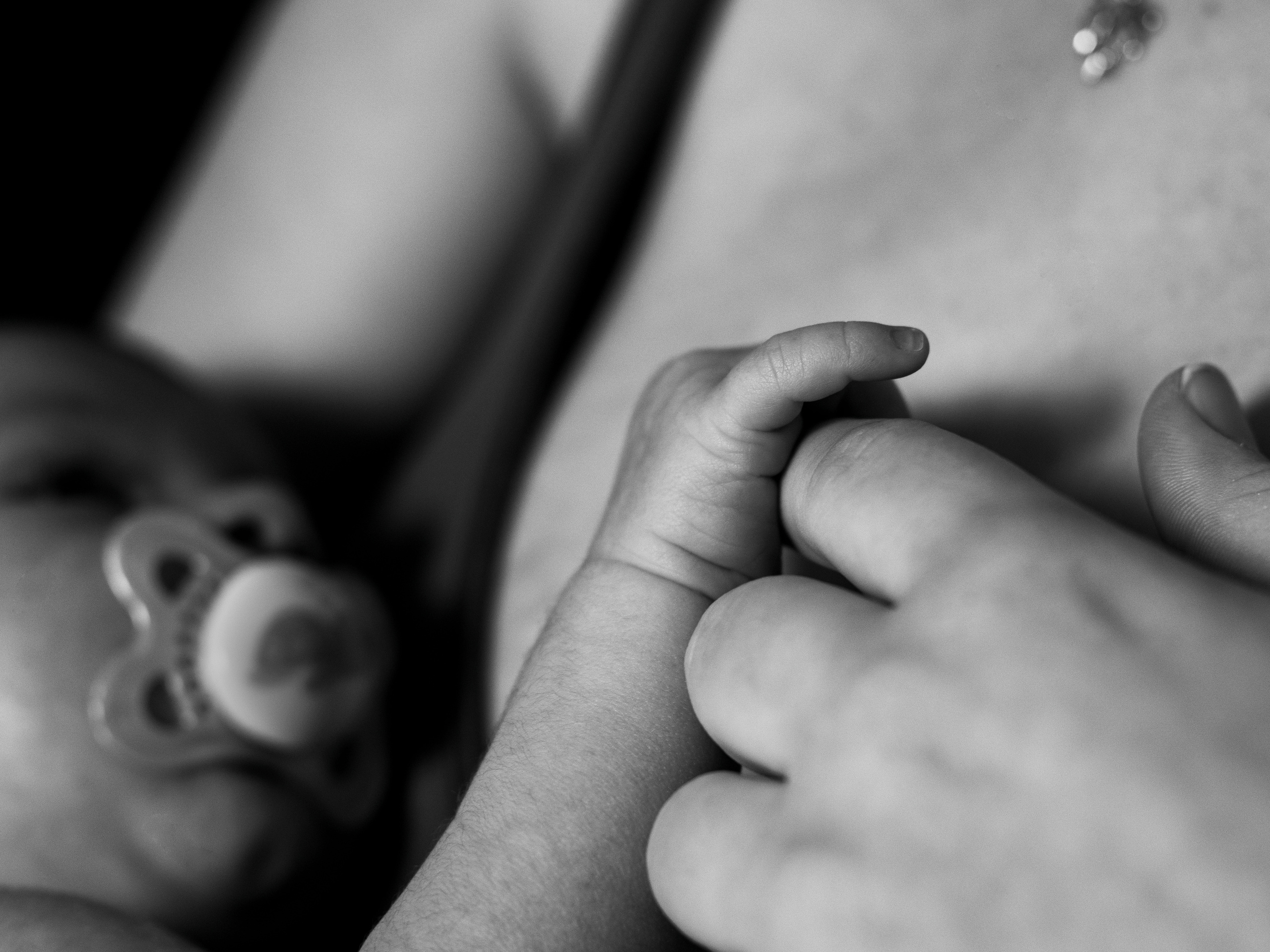 Foto bianconere. Fotografa di neonati di attesa di famiglia Gero Kateryna