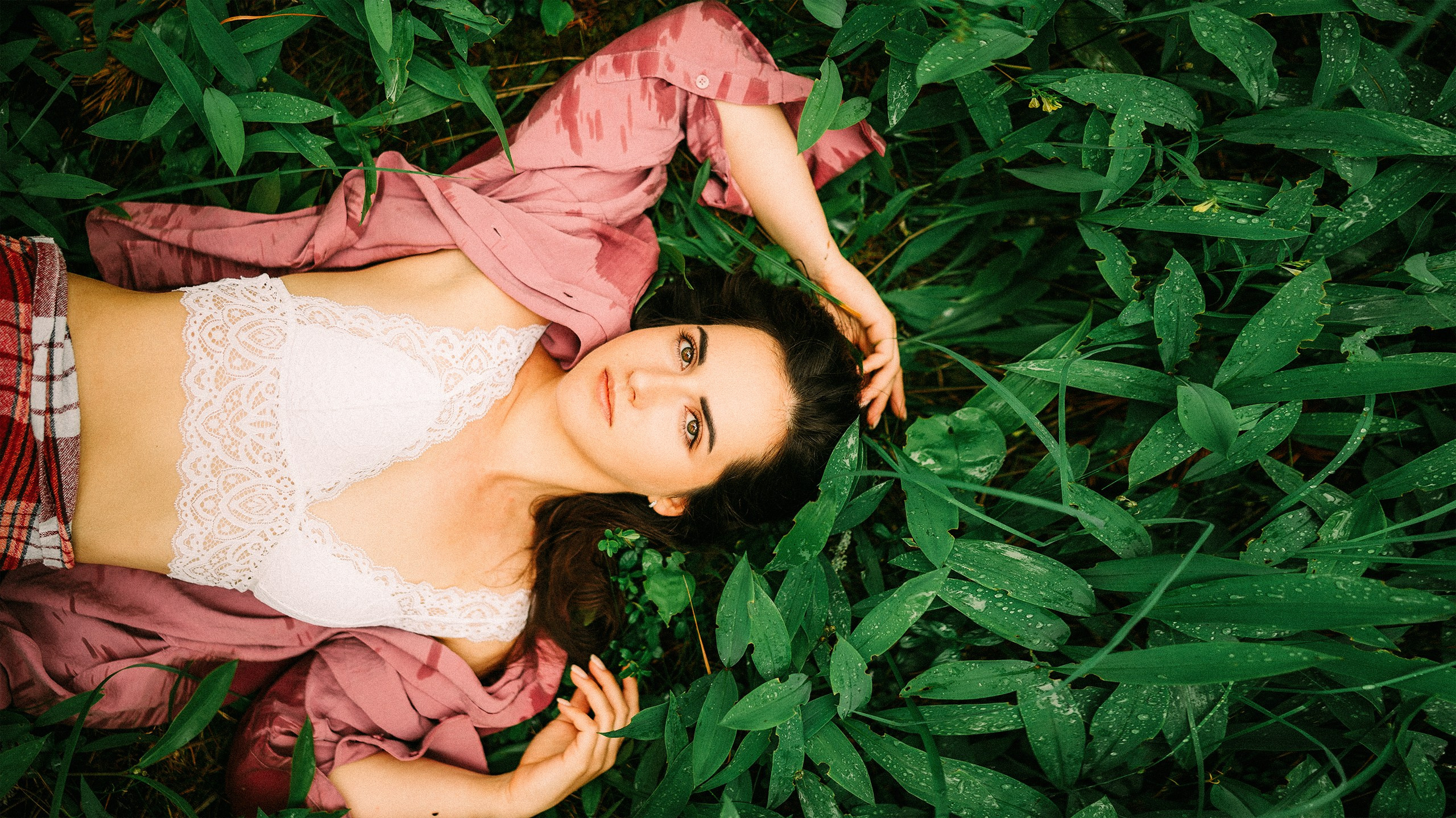Greens and Water. Couple and Family Photographer in Tallinn, Sasha Kaloshin