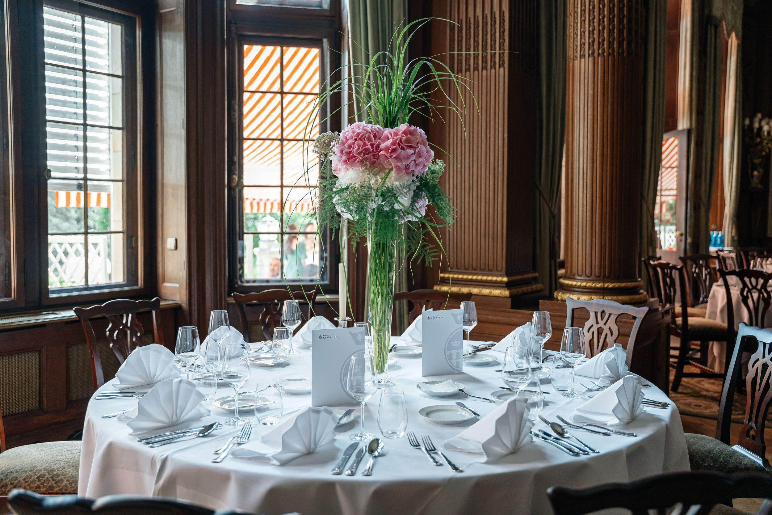 Decoration in green room