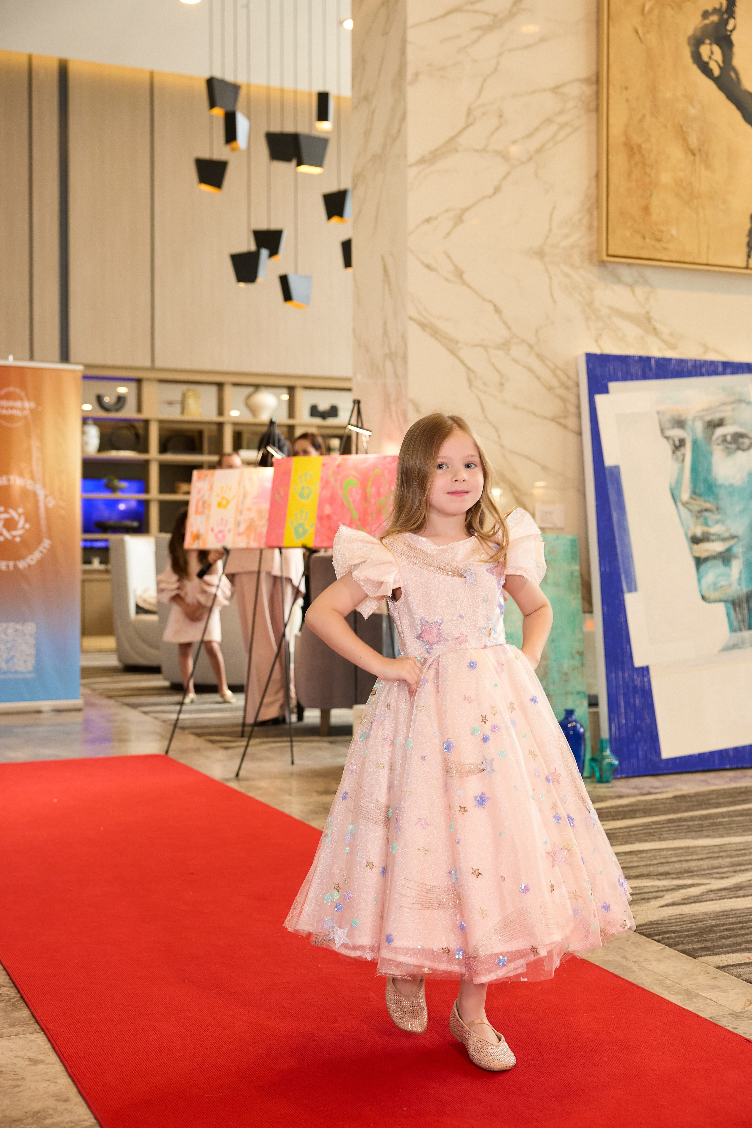 Авторская благотворительная художественная выставка Дианы Бортник. Фотограф Юлия Маковеева