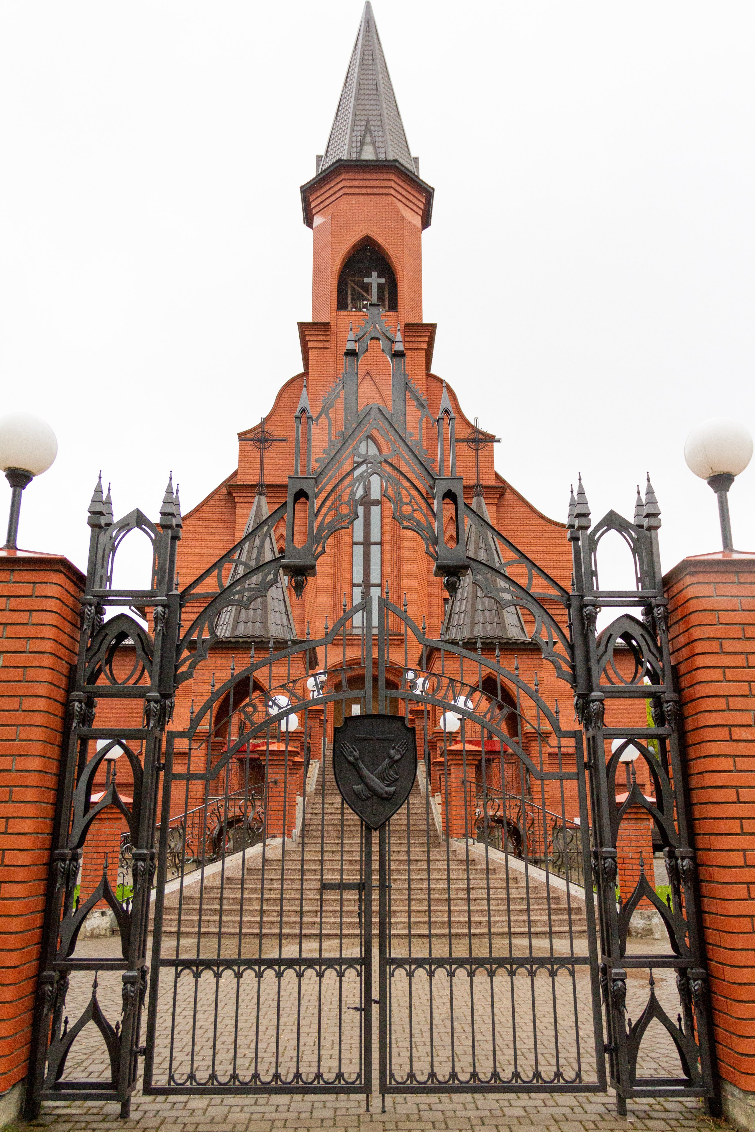 Парафія св.Казіміра, касцёл св.Піо ў Маладзечне. Скульптор кузнец Мария Тарлецкая