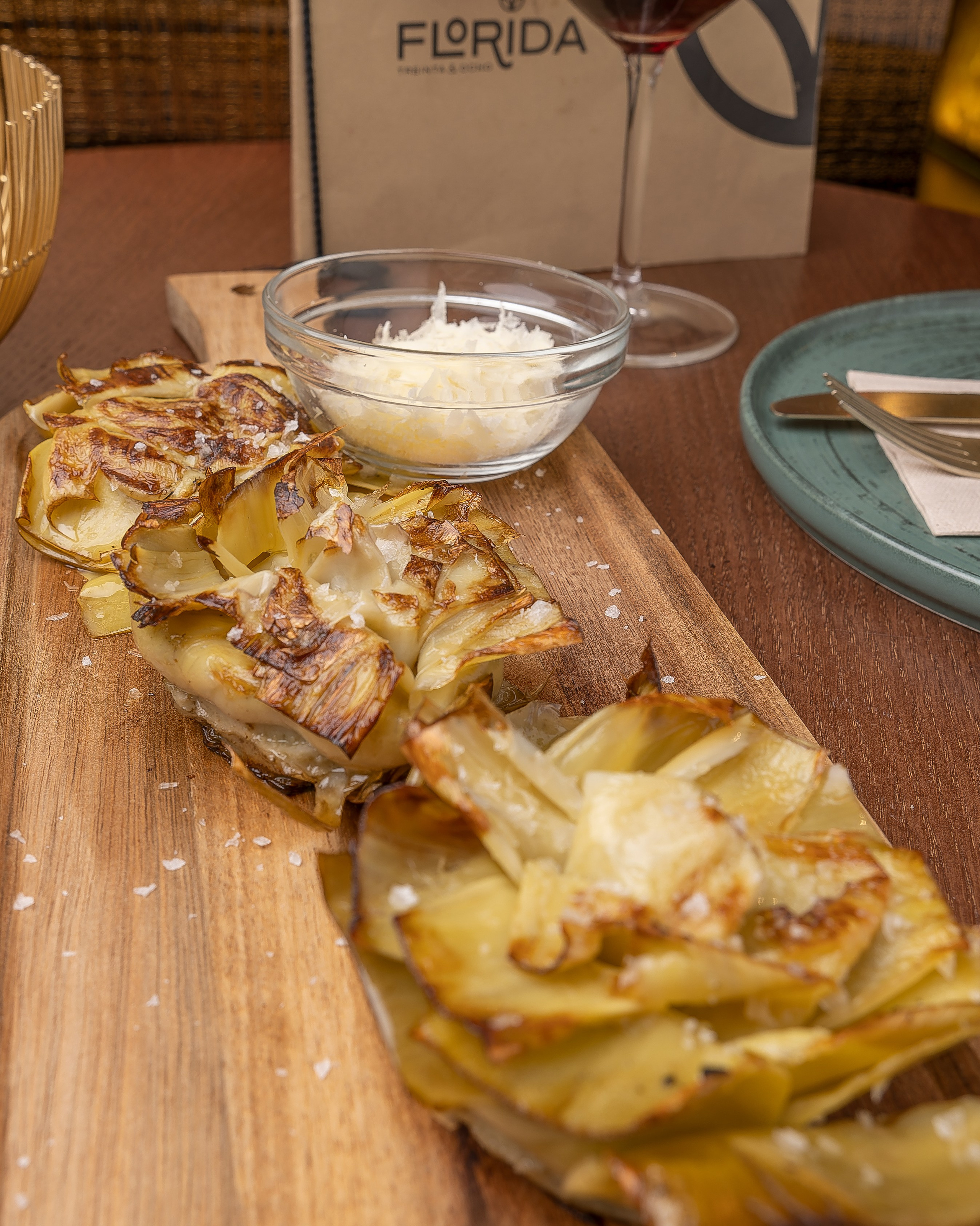 Toma de detalle de un postre con enfoque macro, mostrando textura, brillo y decoración precisa.