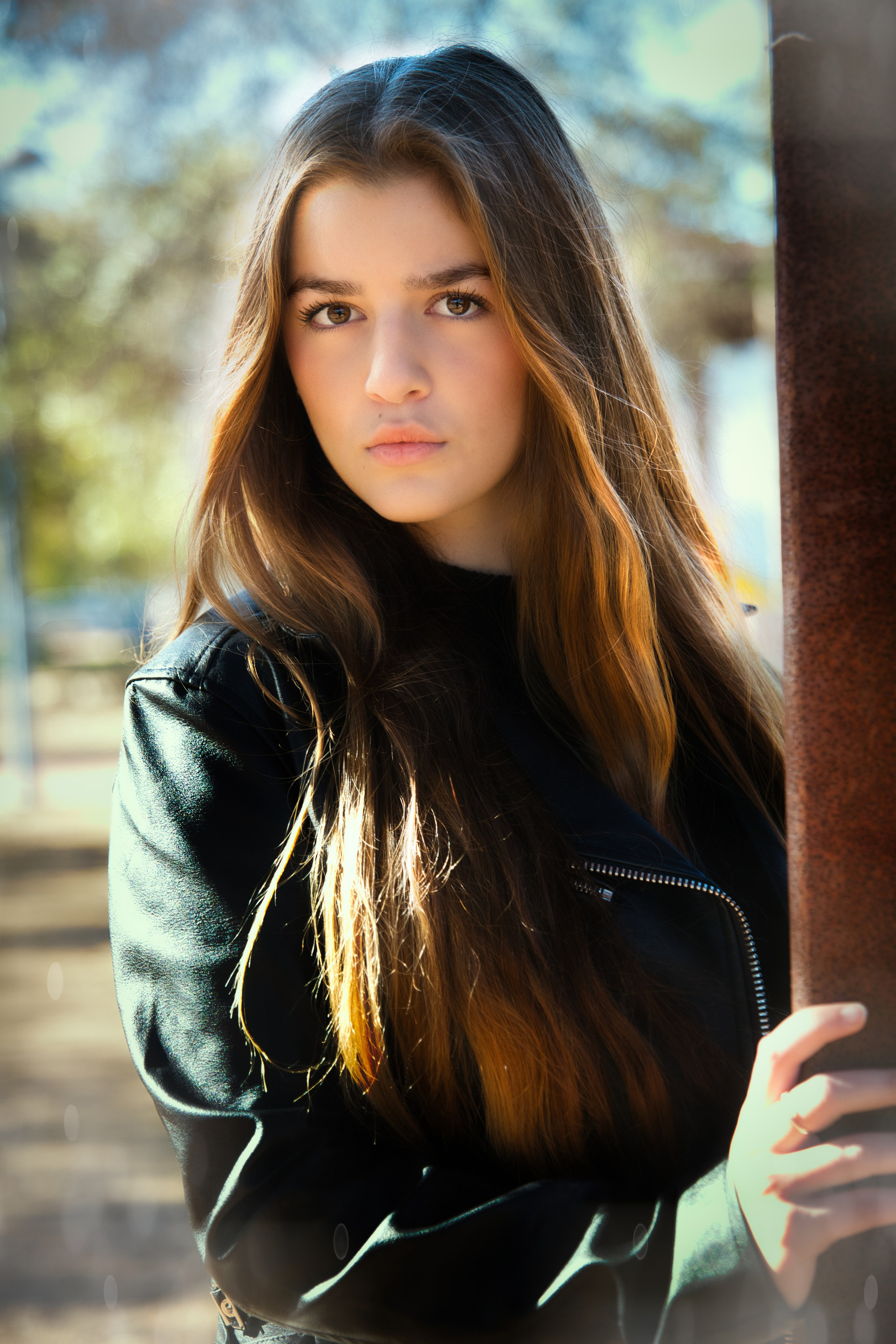 Retrato artístico en exteriores capturado con estilo profesional.