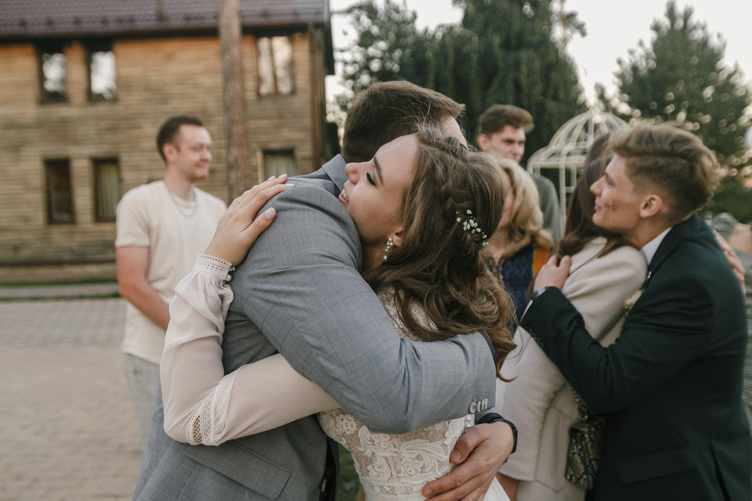 Novia y novio atrevidos con el telón de fondo de un auto viejo. Fotógrafo de retrato, familia y reportajes en Valencia | España | Europa Vitalii Lumier