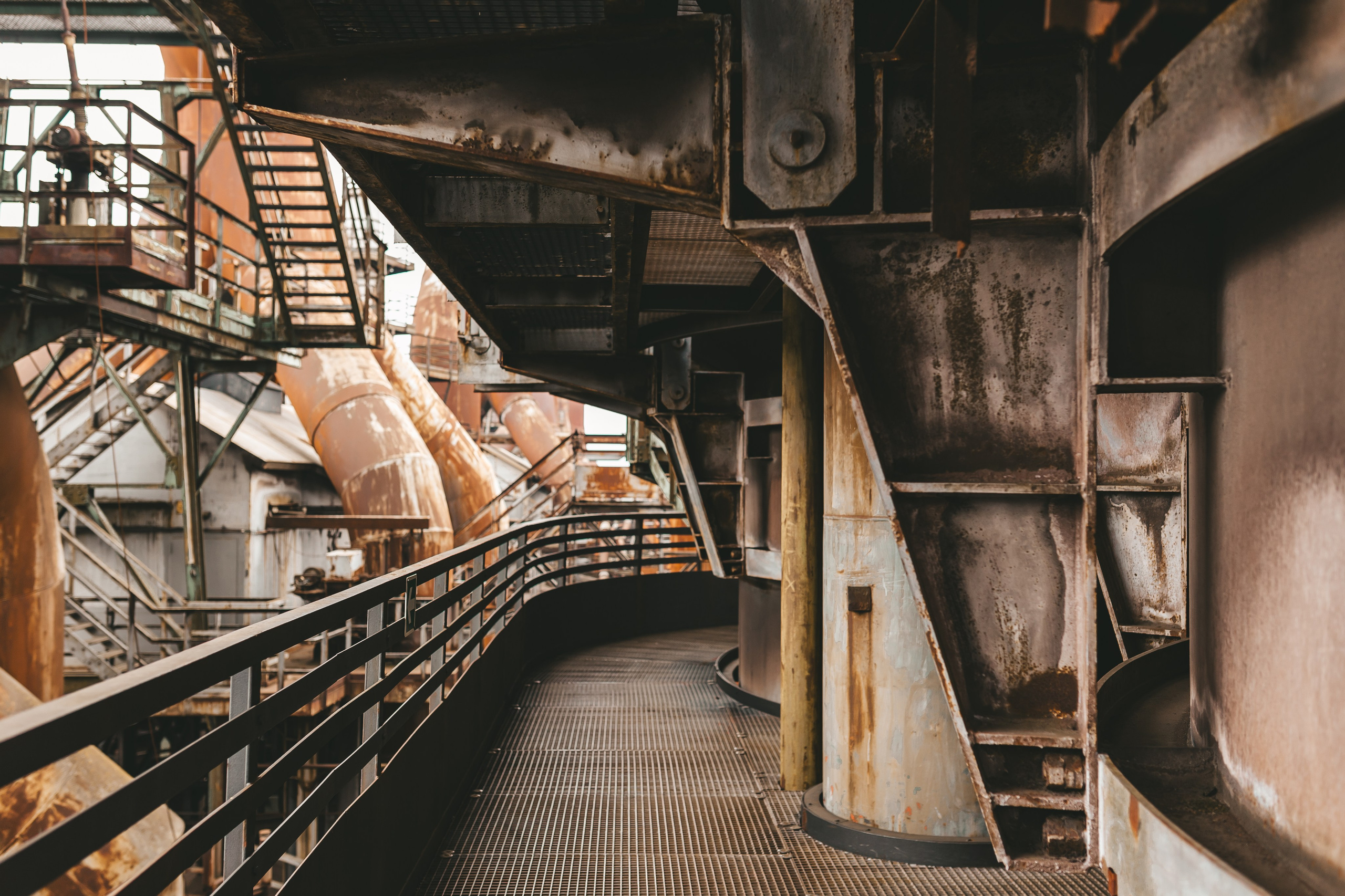 Многоуровневая платформа с лестницами и ограждениями внутри комплекса.