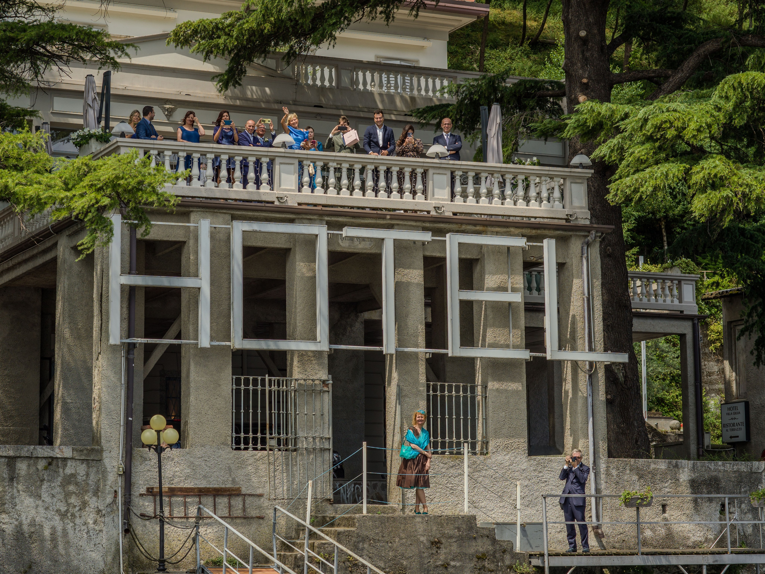 Фотосессия на воде с видом на виллы и горы