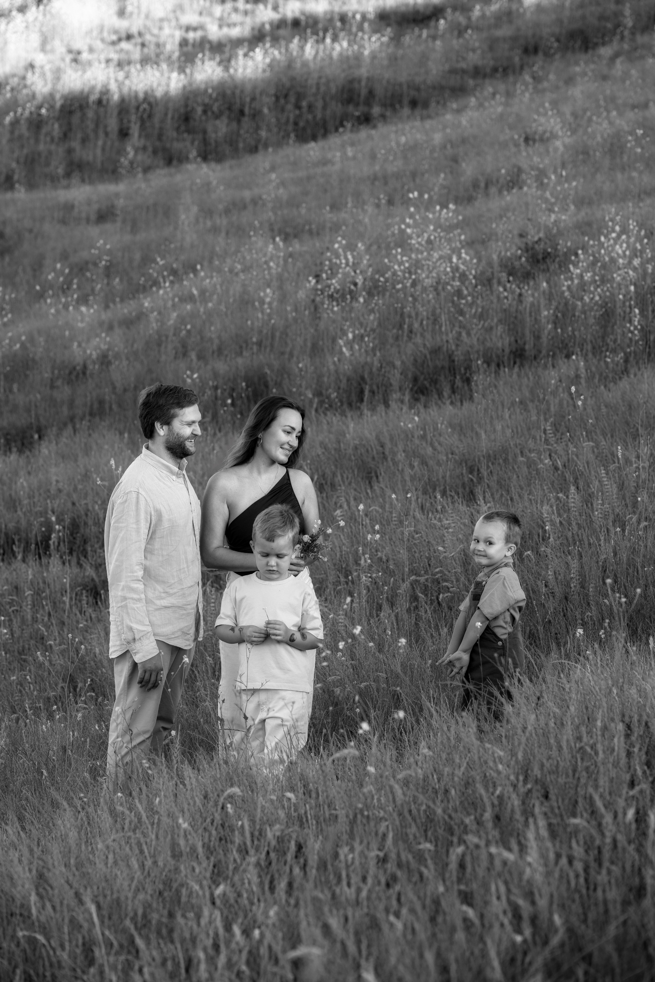 Lifestyle family session, candid family moments, outdoor family portraits, family photo shoot, natural family photos, kids and parents. Bay Area Photographer: family, maternity, love story, wedding