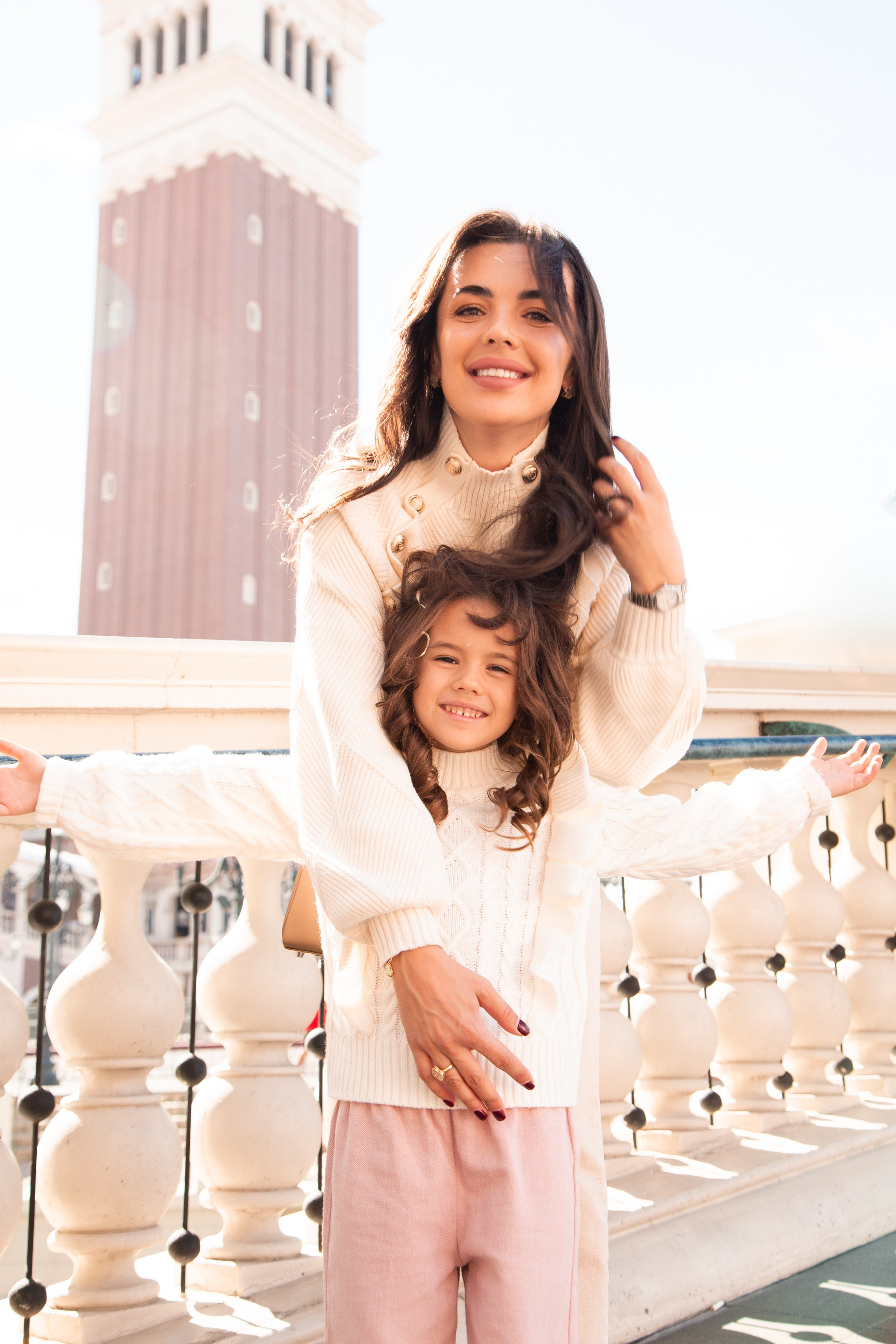 Julia & Kate. Wedding & elopement photographer Viktoriya Kravtsov. Las Vegas