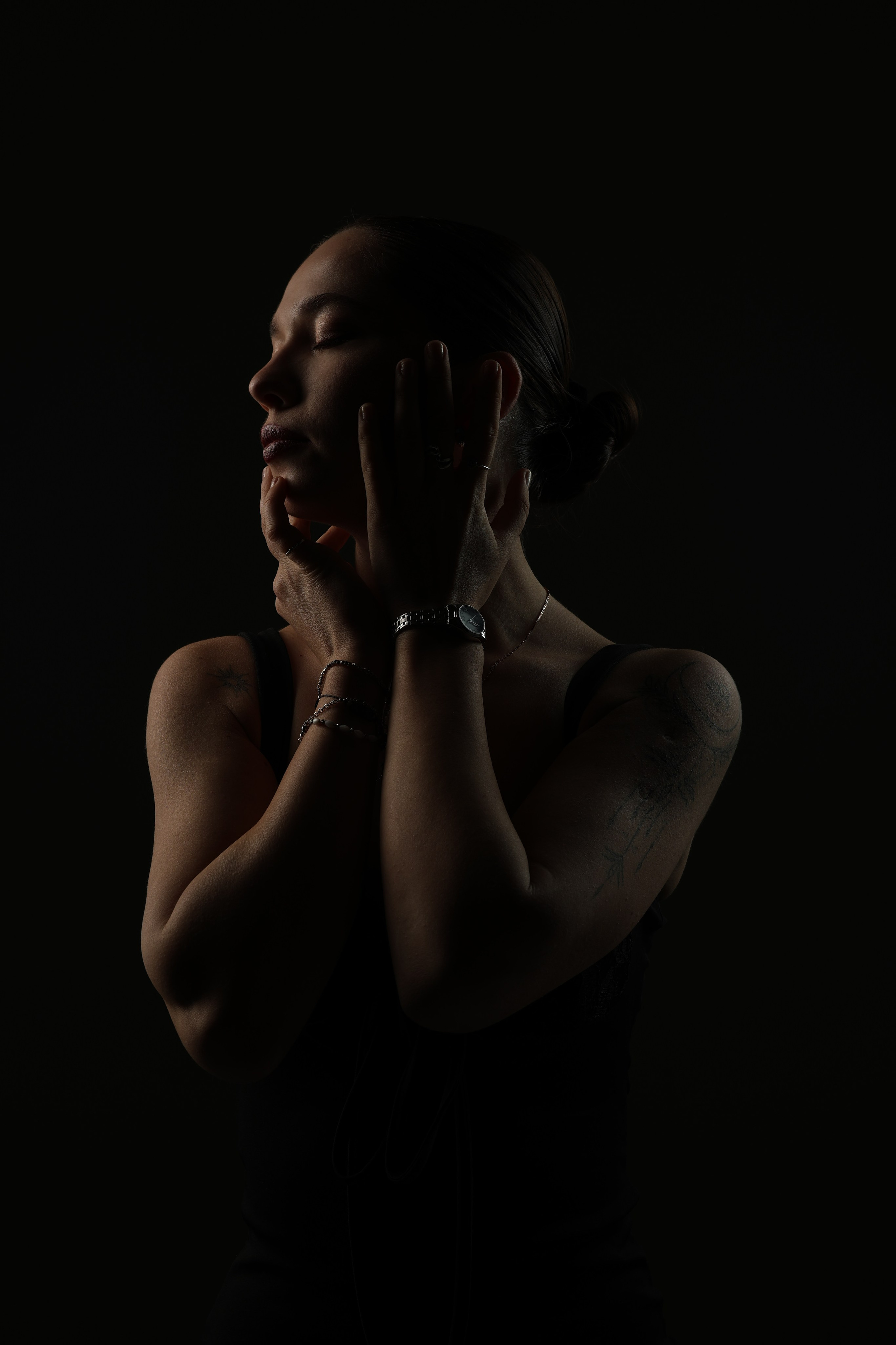 Девушка на фотосессии в стиле low key — драматический свет и глубокие тени