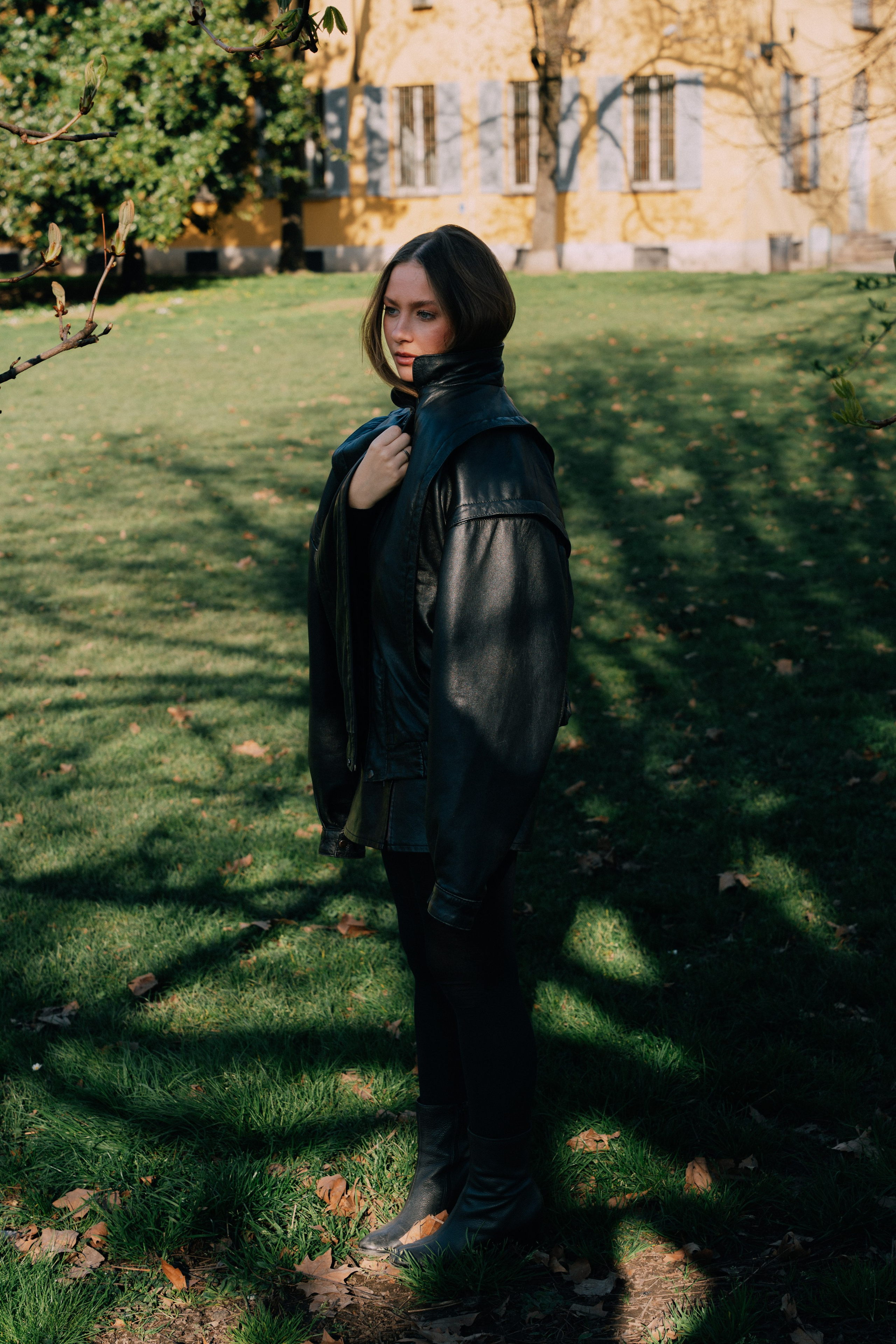 портретная фотосессия в Милане в парке девушки в винтажной кожаной куртке