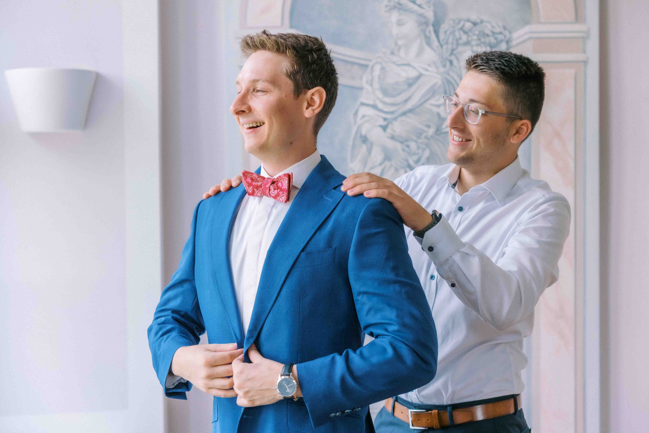 getting ready bräutigam bei hochzeit im schloss von hammerstein