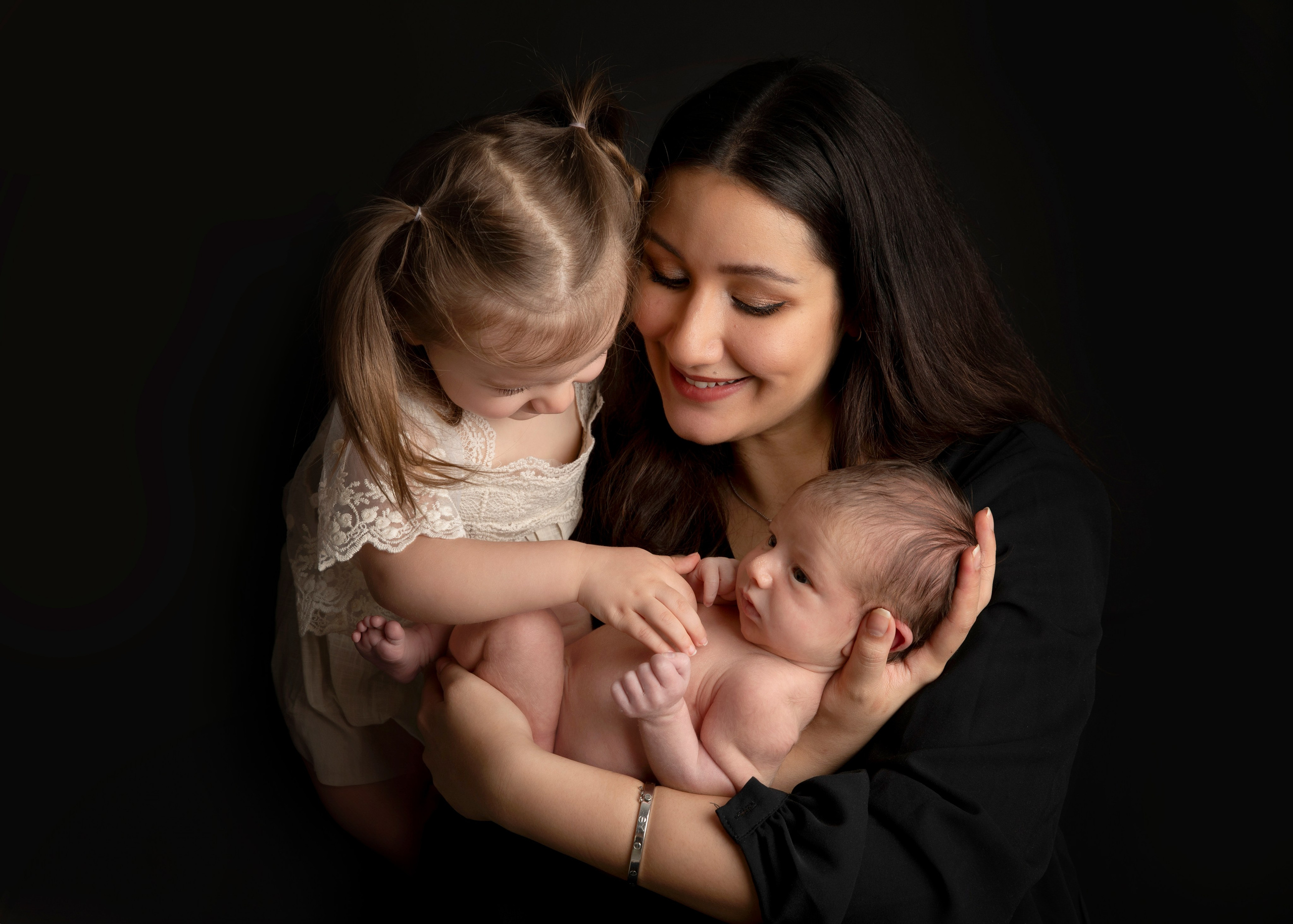 Mamma och bebis delar ett ögonblick av närhet, ett fotografi från fotosessionen full av värme.