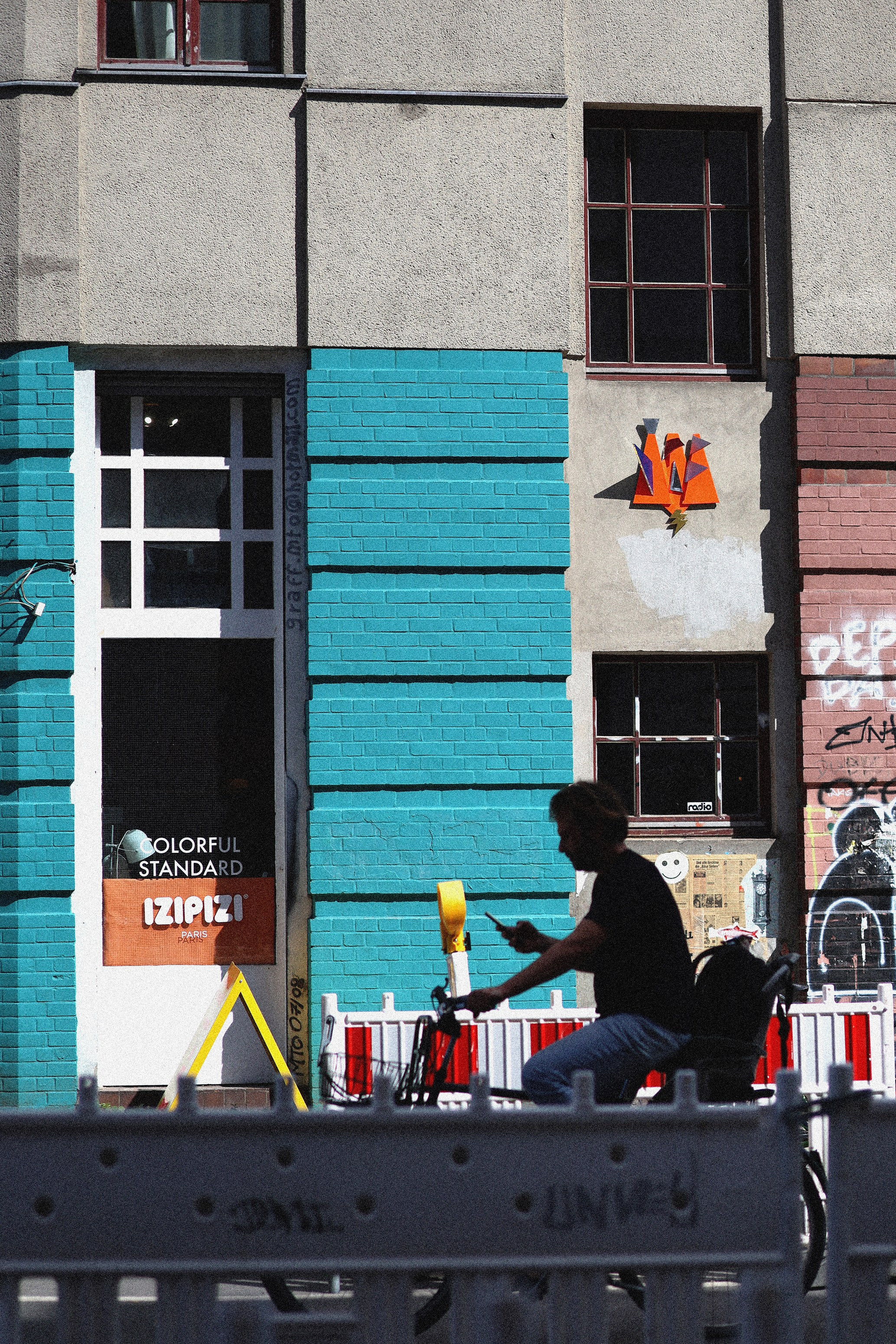 Berliner Mischung (in Farbe). BNW Around Photography