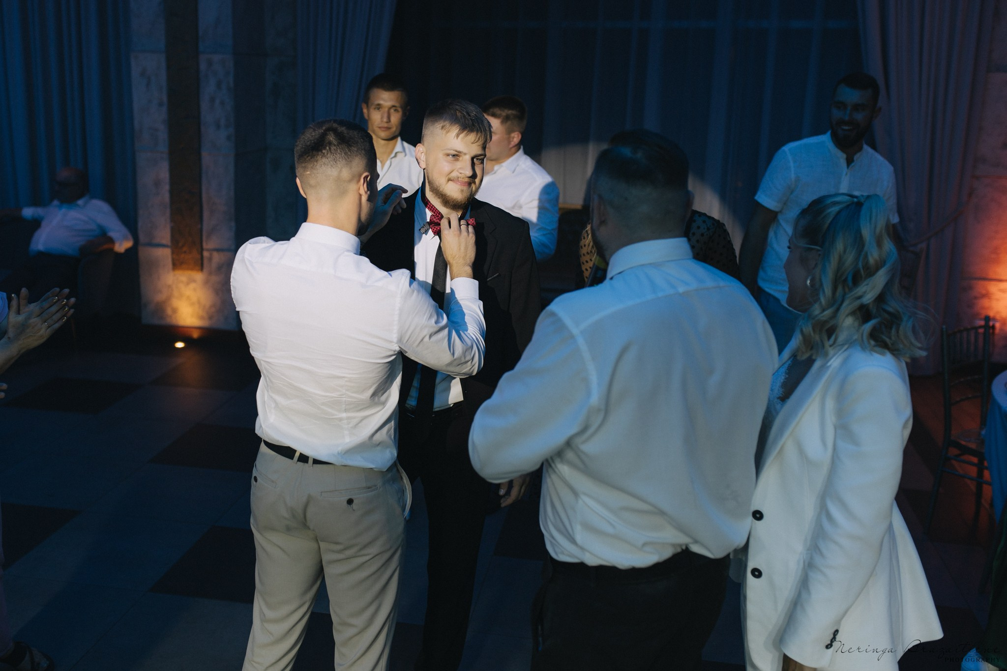 Vestuvinė fotosesija Kaune, Vienybės aikštėje, prie Lietuvos banko