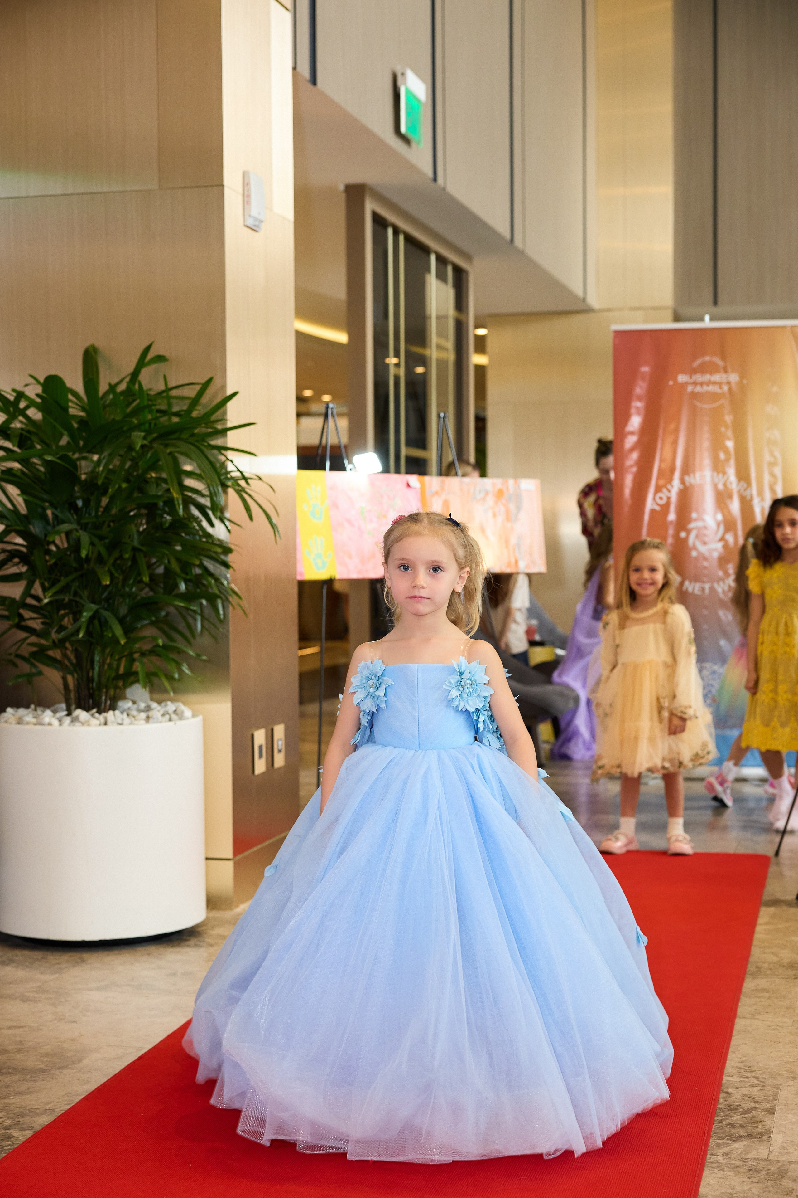 Авторская благотворительная художественная выставка Дианы Бортник. Фотограф Юлия Маковеева