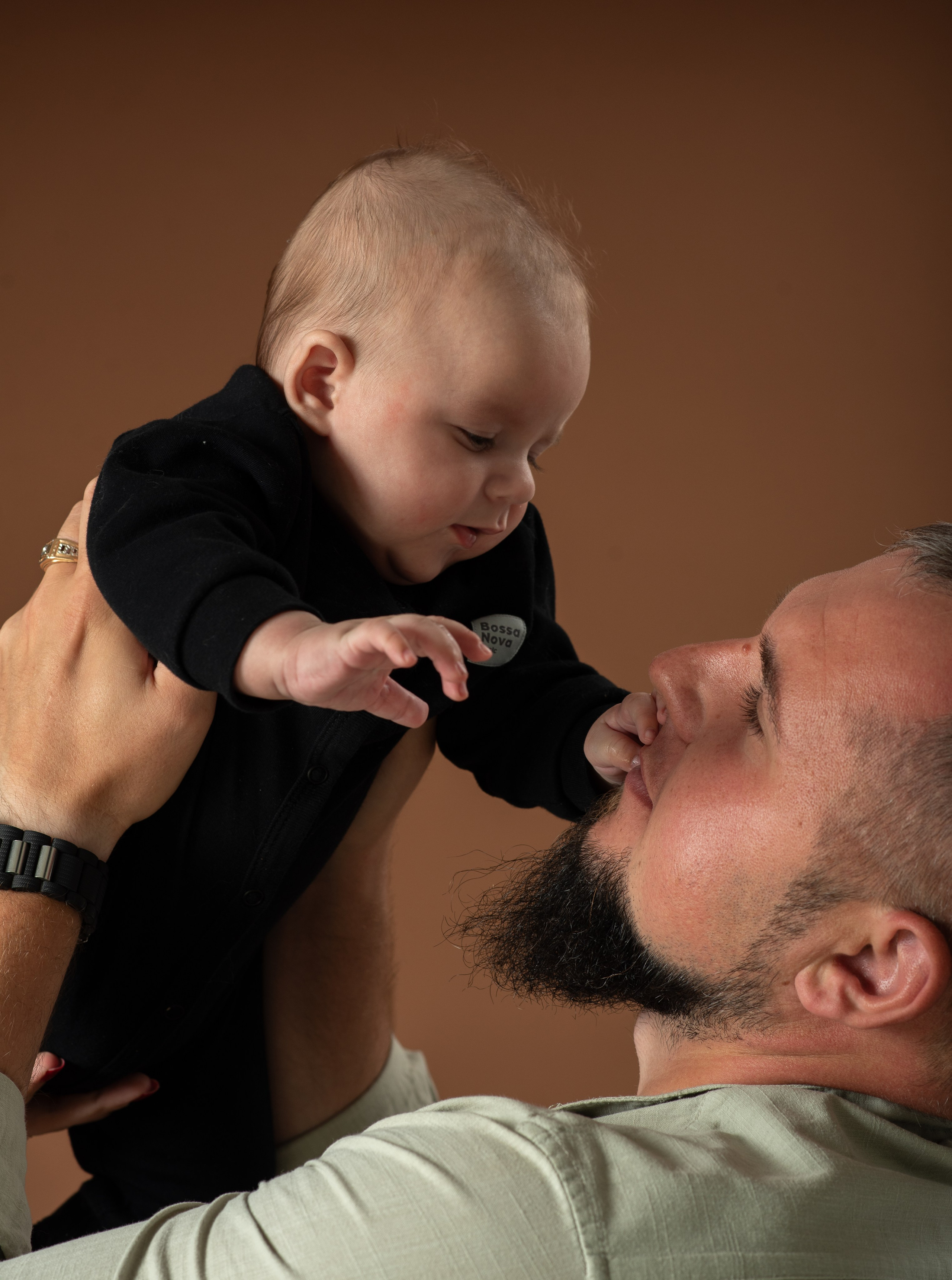 Живые эмоции, объятия, радость и искренние моменты Ваших поколений. Я — семейный фотограф в Анталии, создаю тёплые и естественные фотографии для Вашей семьи