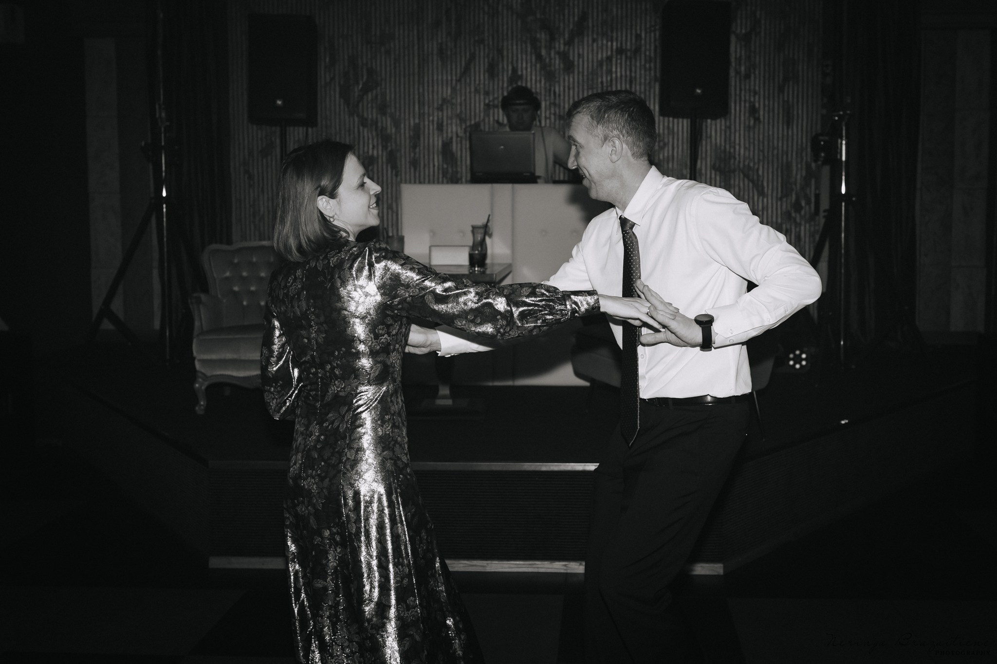 Vestuvinė fotosesija Kaune, Vienybės aikštėje, prie Lietuvos banko