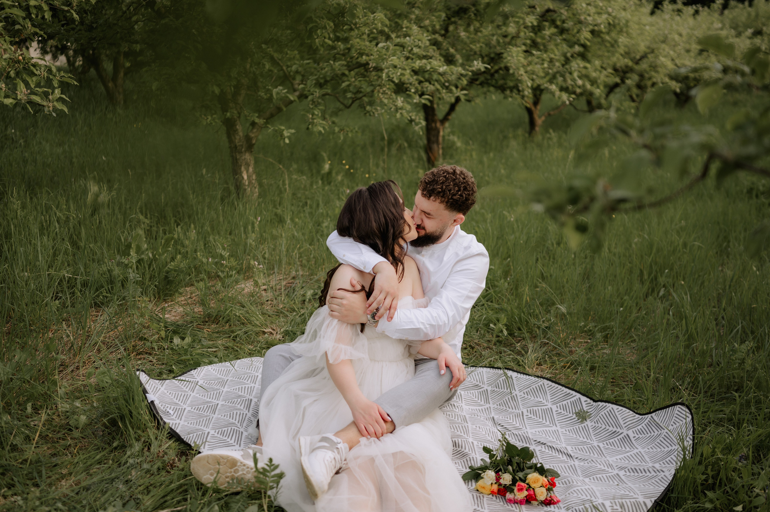 Magda + Andrei | Lovers in the garden. Proud Vision Weddings | Wedding Photography & Film — Servicii profesionale Foto Video Nunta Iasi