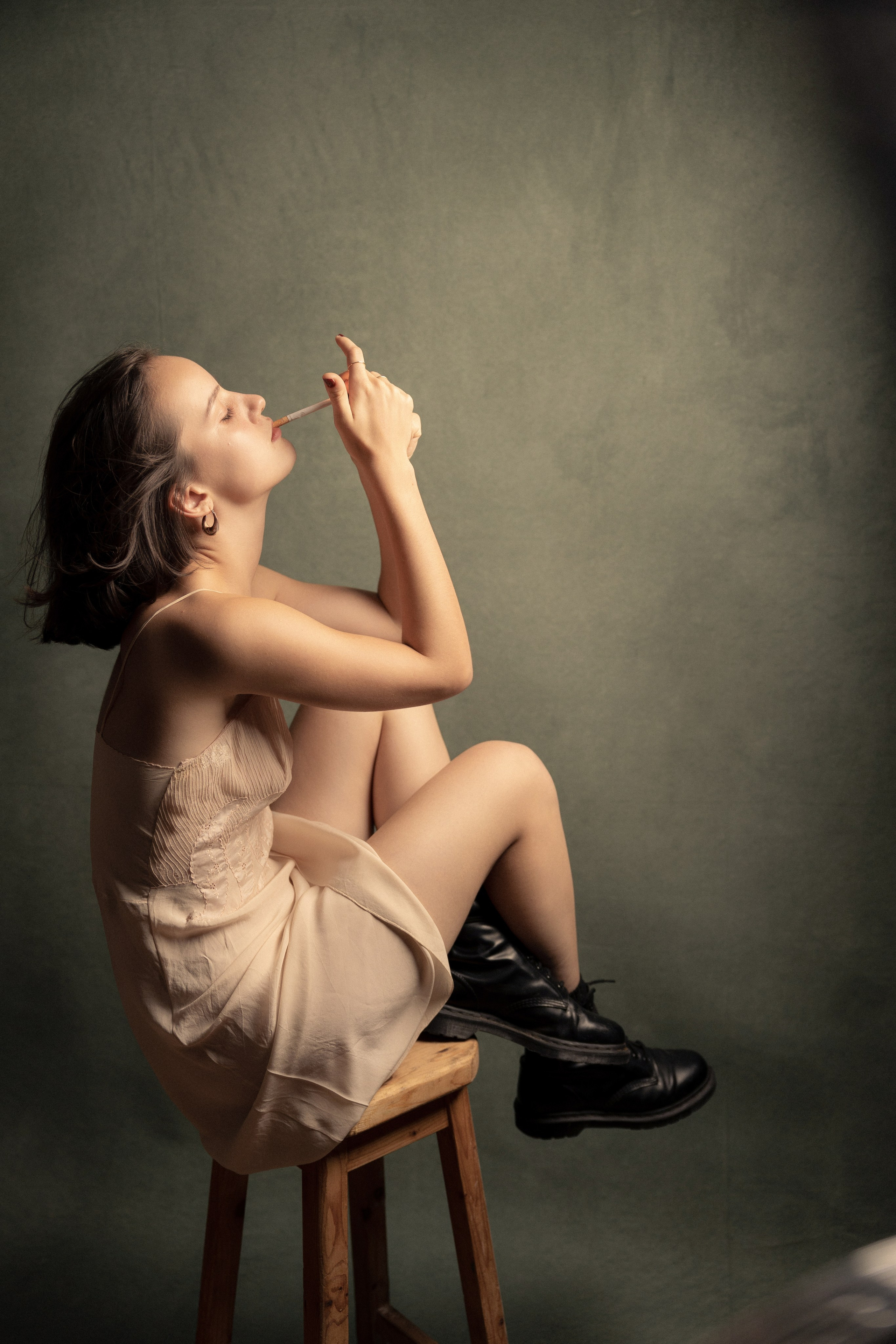 Studio Fotoshooting für eine Sängerin in Salzburg  - Frau sitzt auf einem Stuhl 