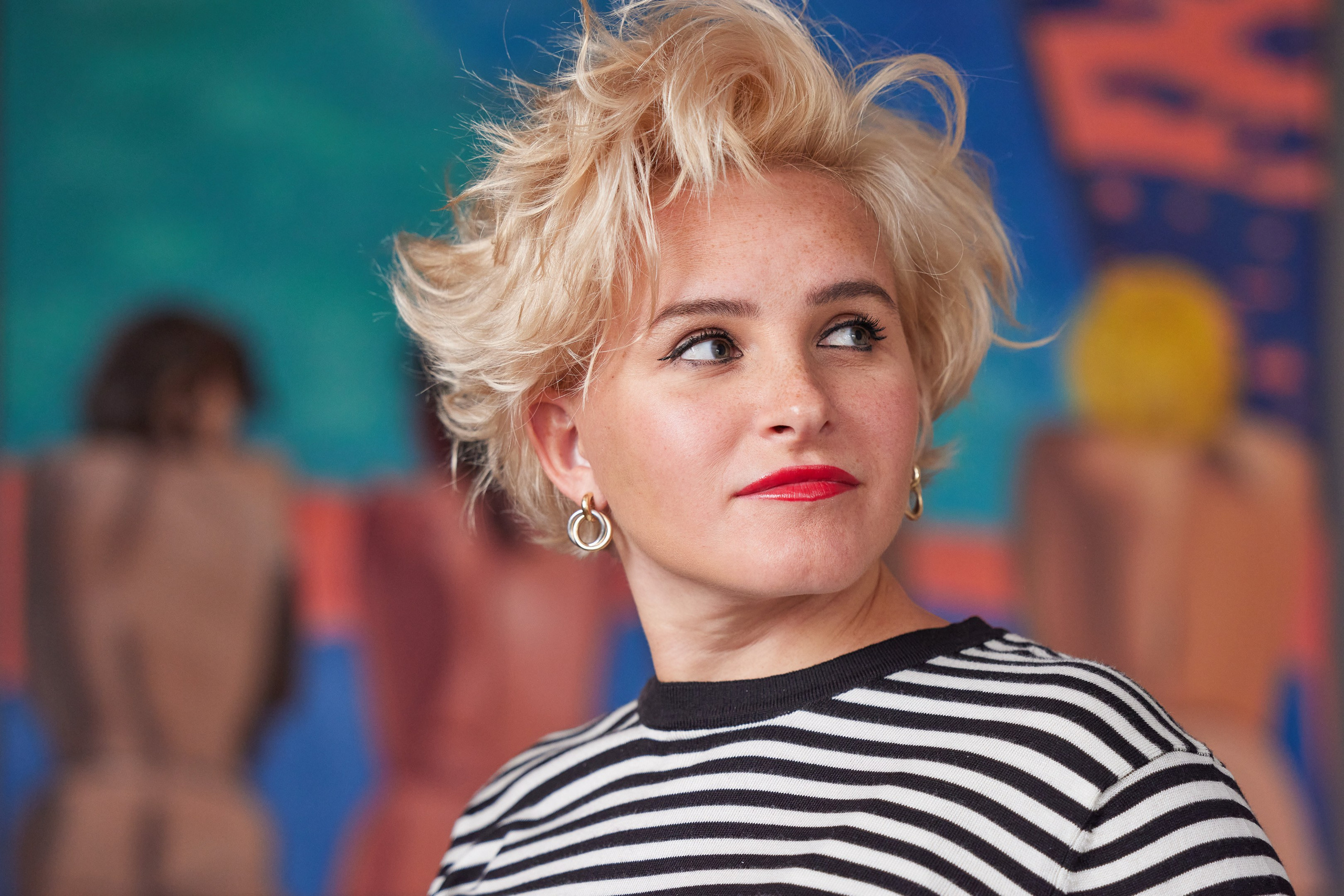 Portrait of a girl artist in the studio interior - photographer Andrey Dunin