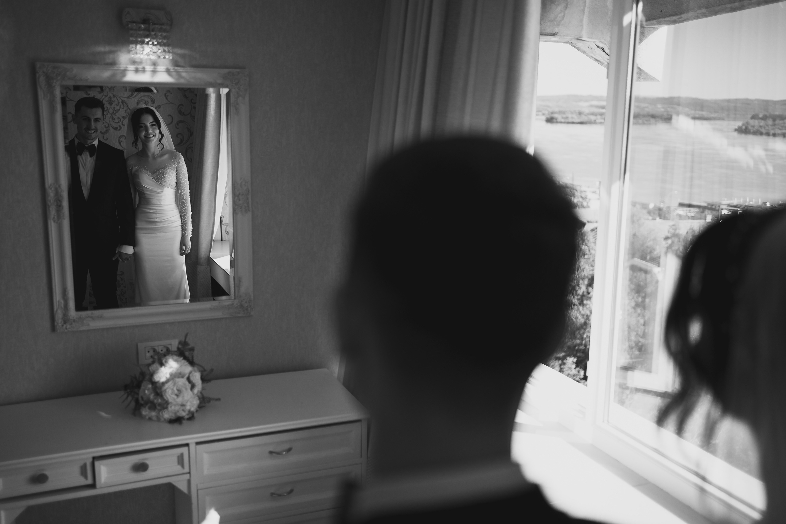 Moment emoționant între miri în ziua nunții, surprins într-un cadru natural și romantic, la Drobeta Turnu Severin. Fotografie de nuntă profesională, editată artistic pentru a evidenția emoția și eleganța evenimentului.