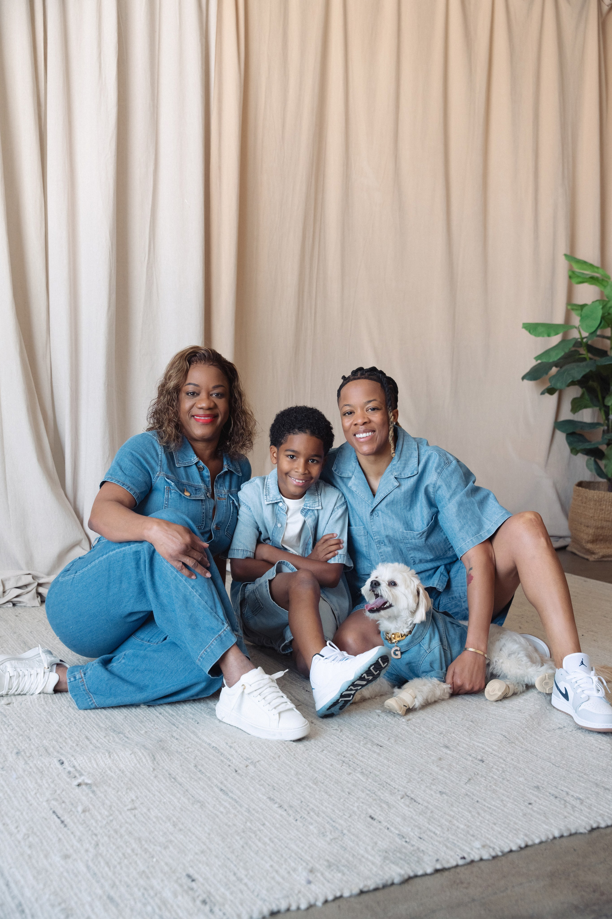 Santa Monica Family photographer. Los Angeles family photographer. Family photography. Family photoshoot. Maternity photoshoot. Beach family photoshoot. Home family photoshoot. Maternity beach photoshoot. Family holiday photoshoot. Family photographer. Photographer for families