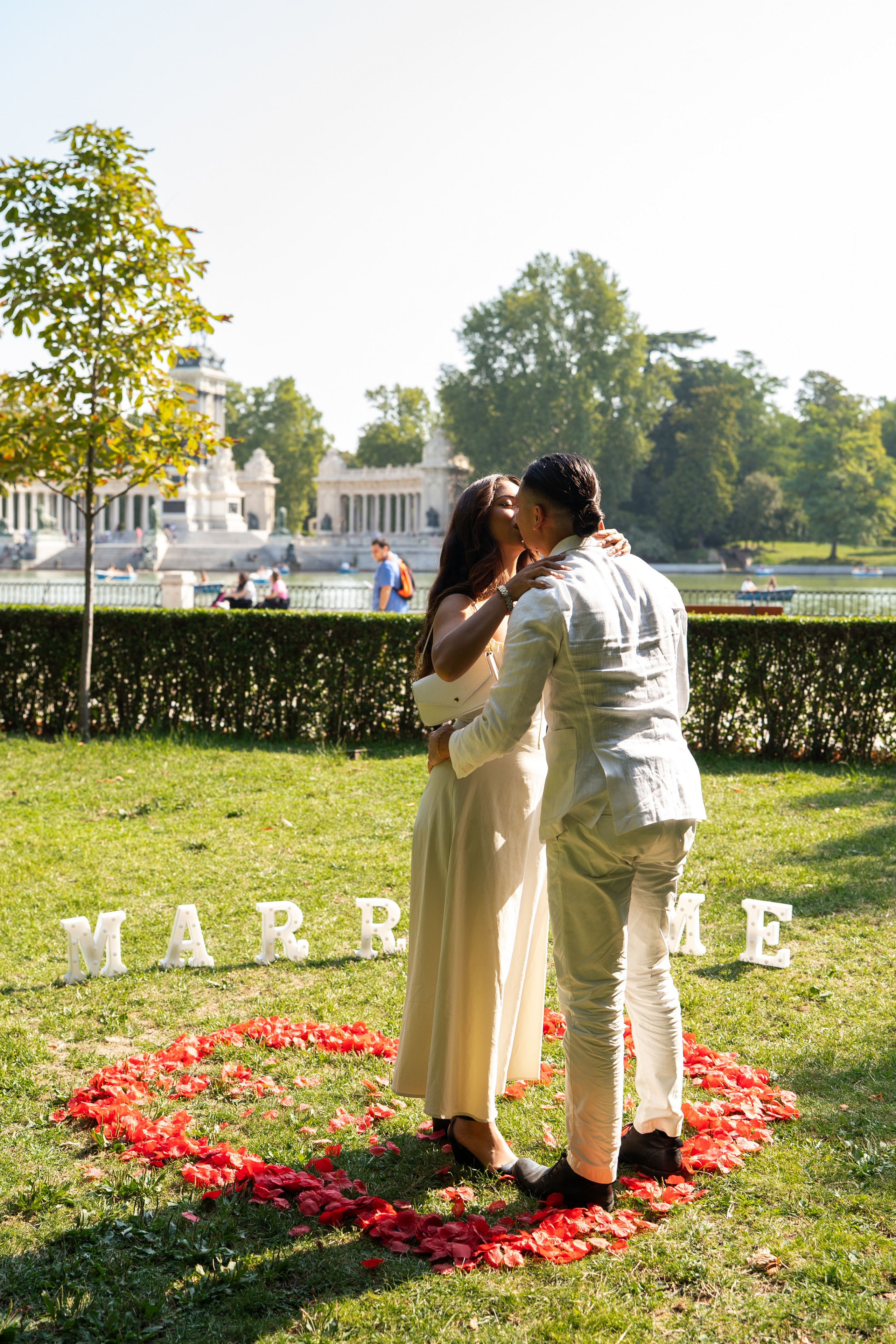 Romantic proposal in Retiro park. Photographer in Madrid, Spain. Alyona Belyaninova