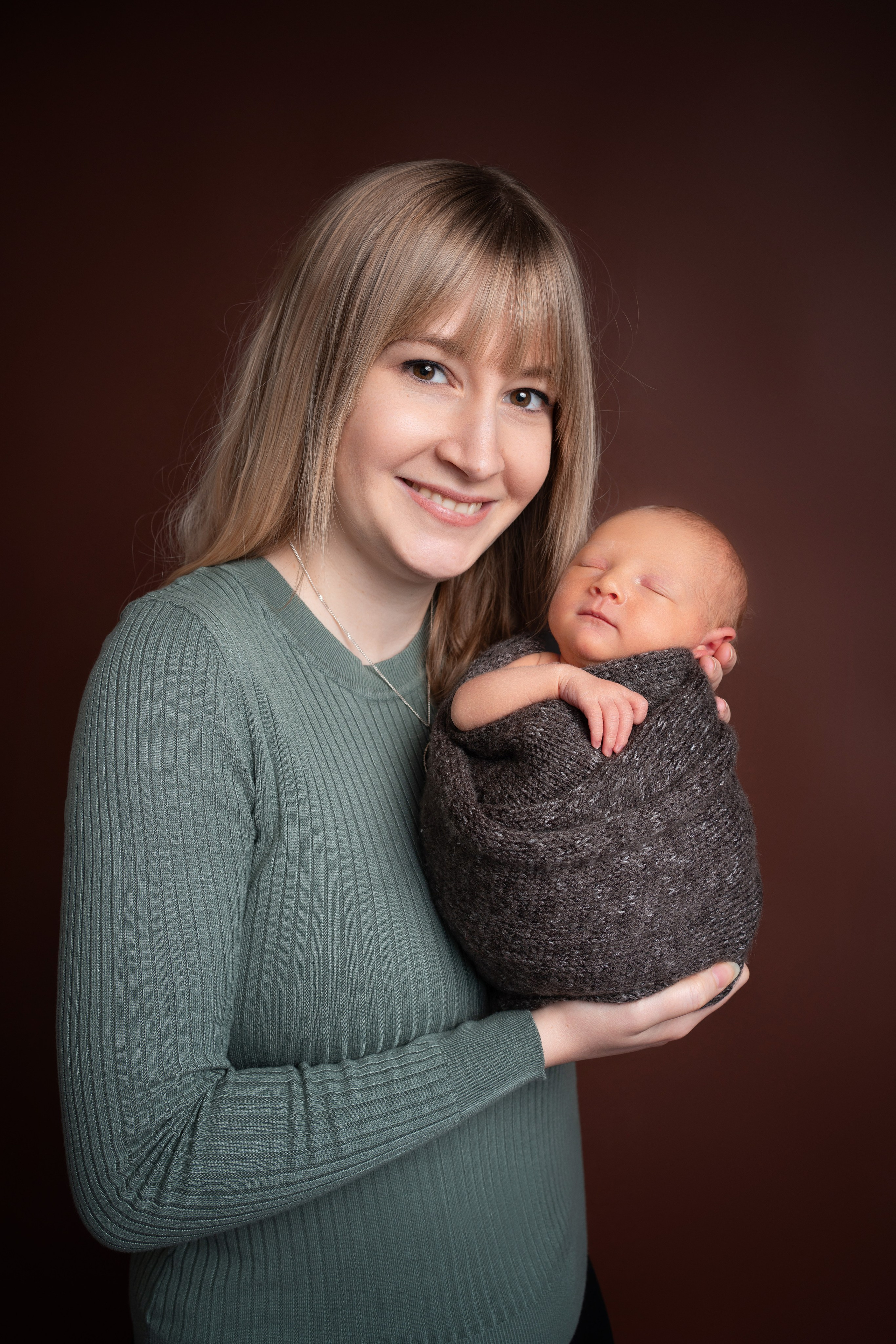 Zarte Neugeborenenfotografie im Fotostudio. Neugeborenenfotografin und Retoucher in Augsburg Nastassia Schneider