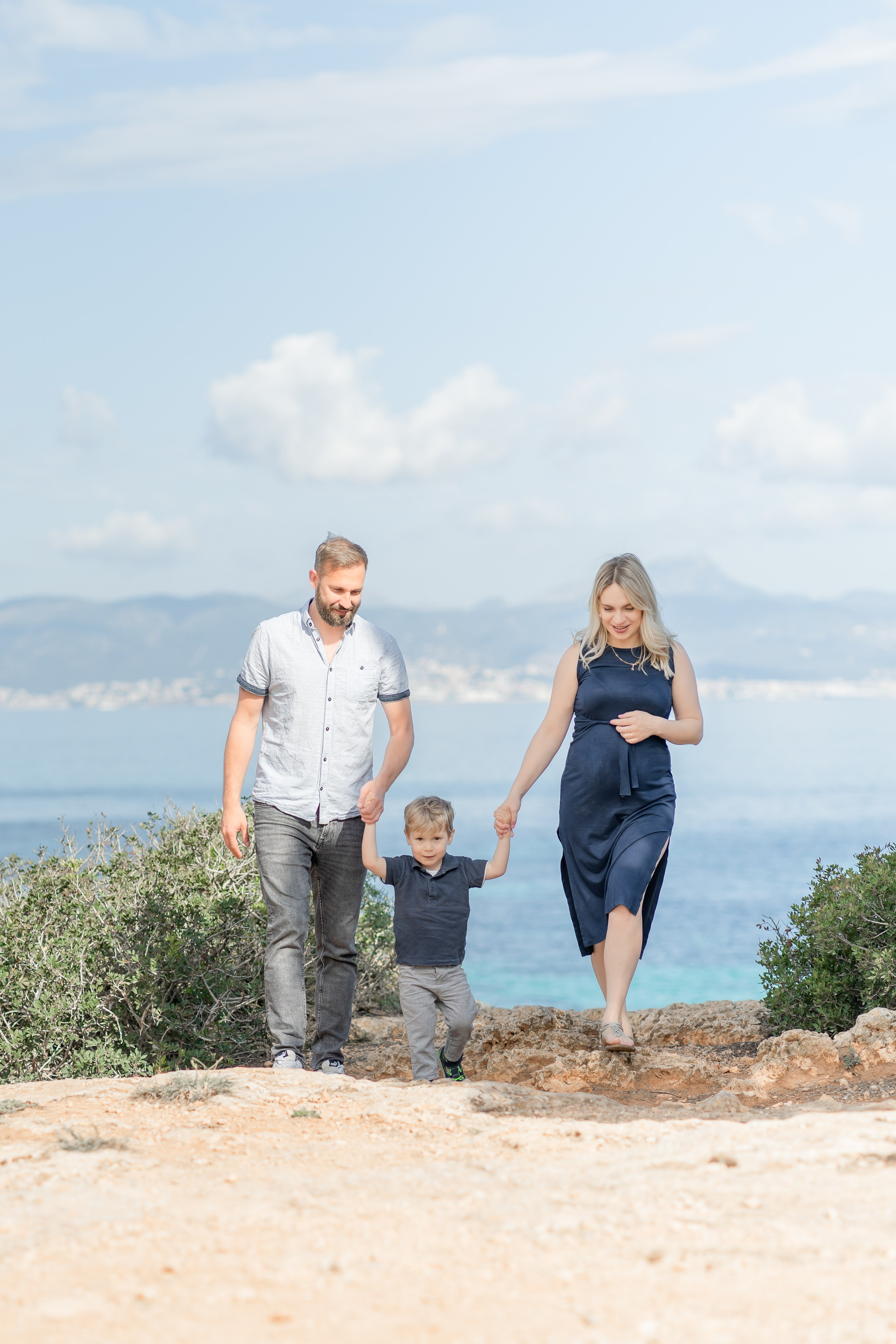 Babybauch-Shooting am Meer auf Mallorca mit Familie. Deine Fotografin auf Mallorca für Familien und Business