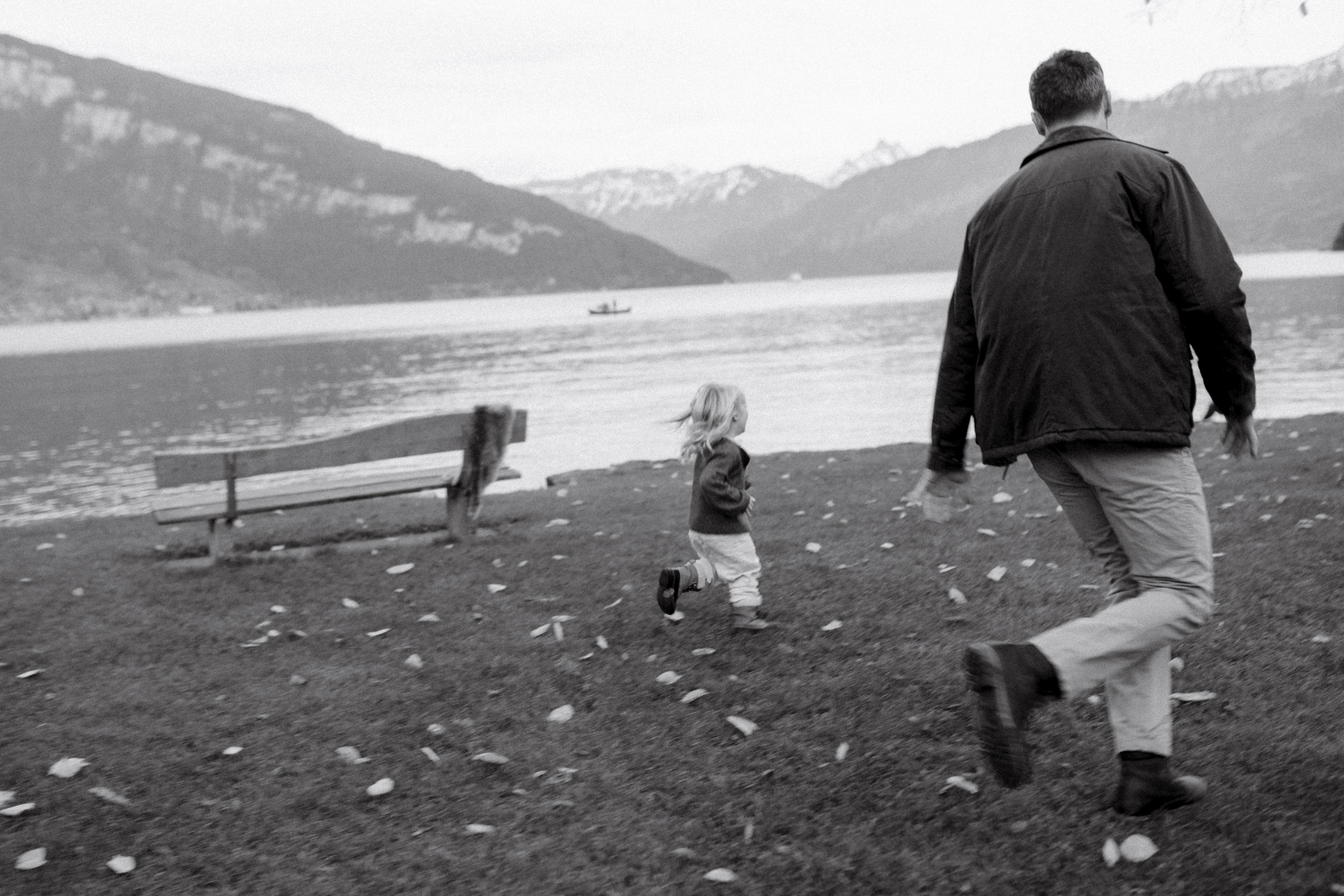 Under the Tree. Polina Sobol — family & documentary photographer in Bern. Outdoor & urban photo sessions for families, kids and couples