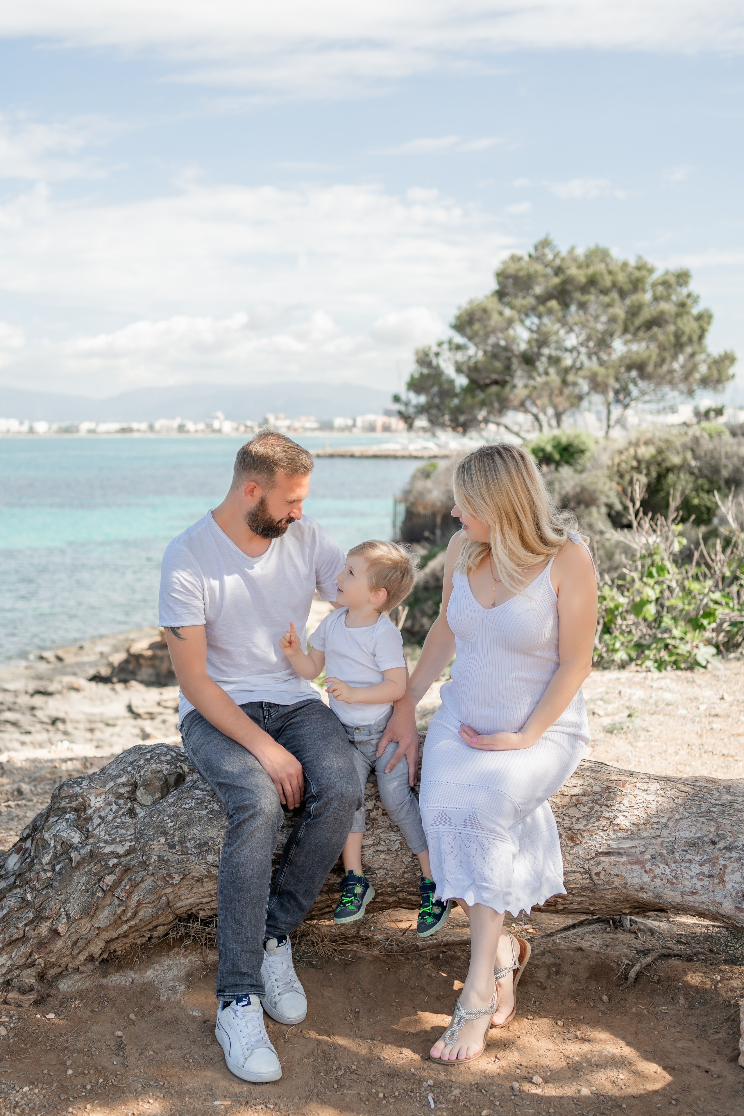 Babybauch-Shooting am Meer auf Mallorca mit Familie. Deine Fotografin auf Mallorca für Familien und Business