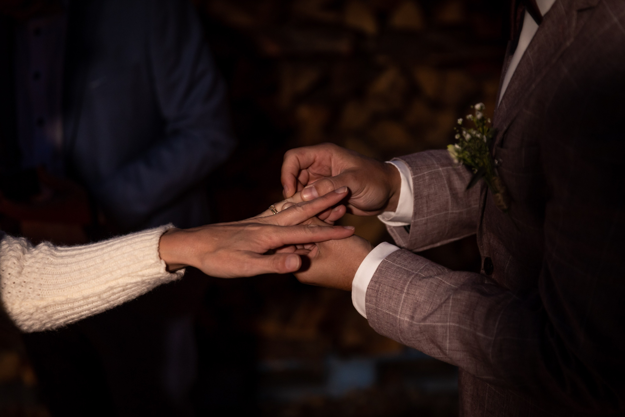 Wedding photographer Stuttgart – bride and groom walking in Stuttgart park