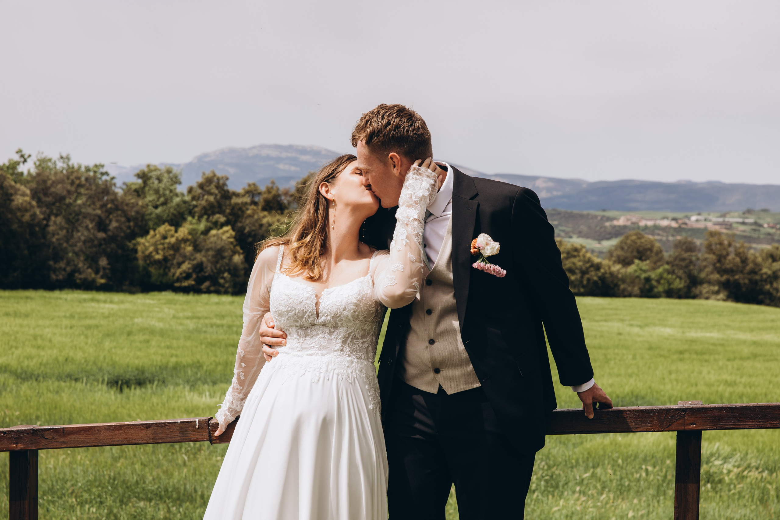  Groom and bride in Alicante city center – destination wedding photo.