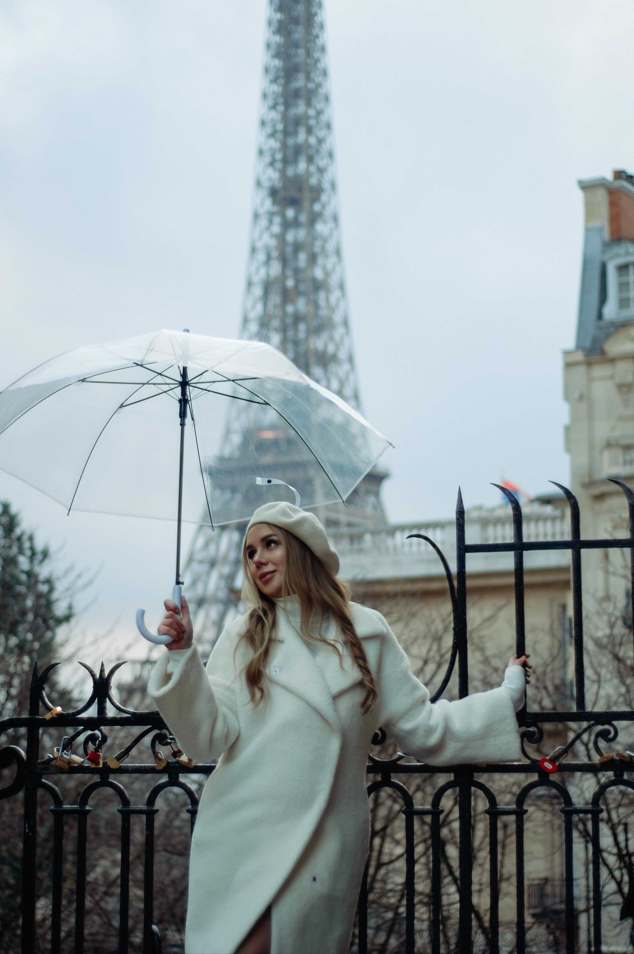 Winter Eiffel Tower photoshoot. Paris photographer — Polina Osipova