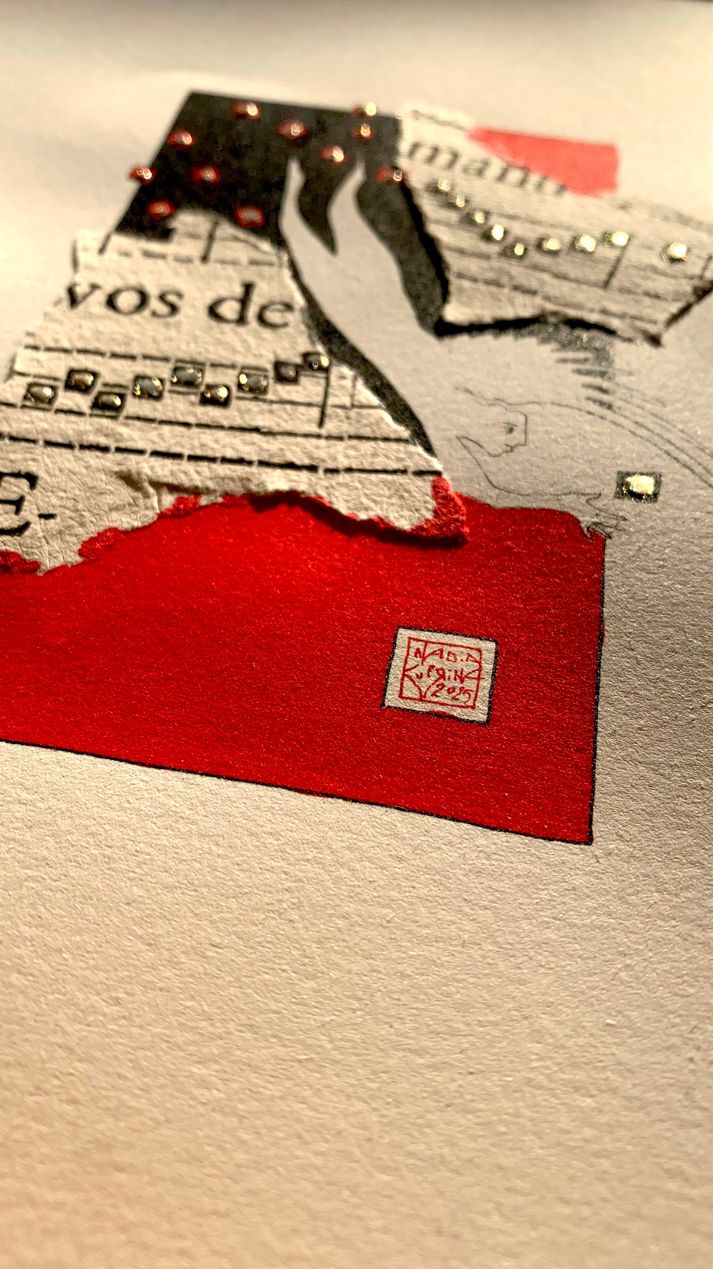 Angelo, disegno, Natale, rosso e nero, collage, spartito musicale, canto gregoriano, carta antica, canto antico, stella, angelo custode, esprimi un desiderio, oro, volo, ali, preghiera 