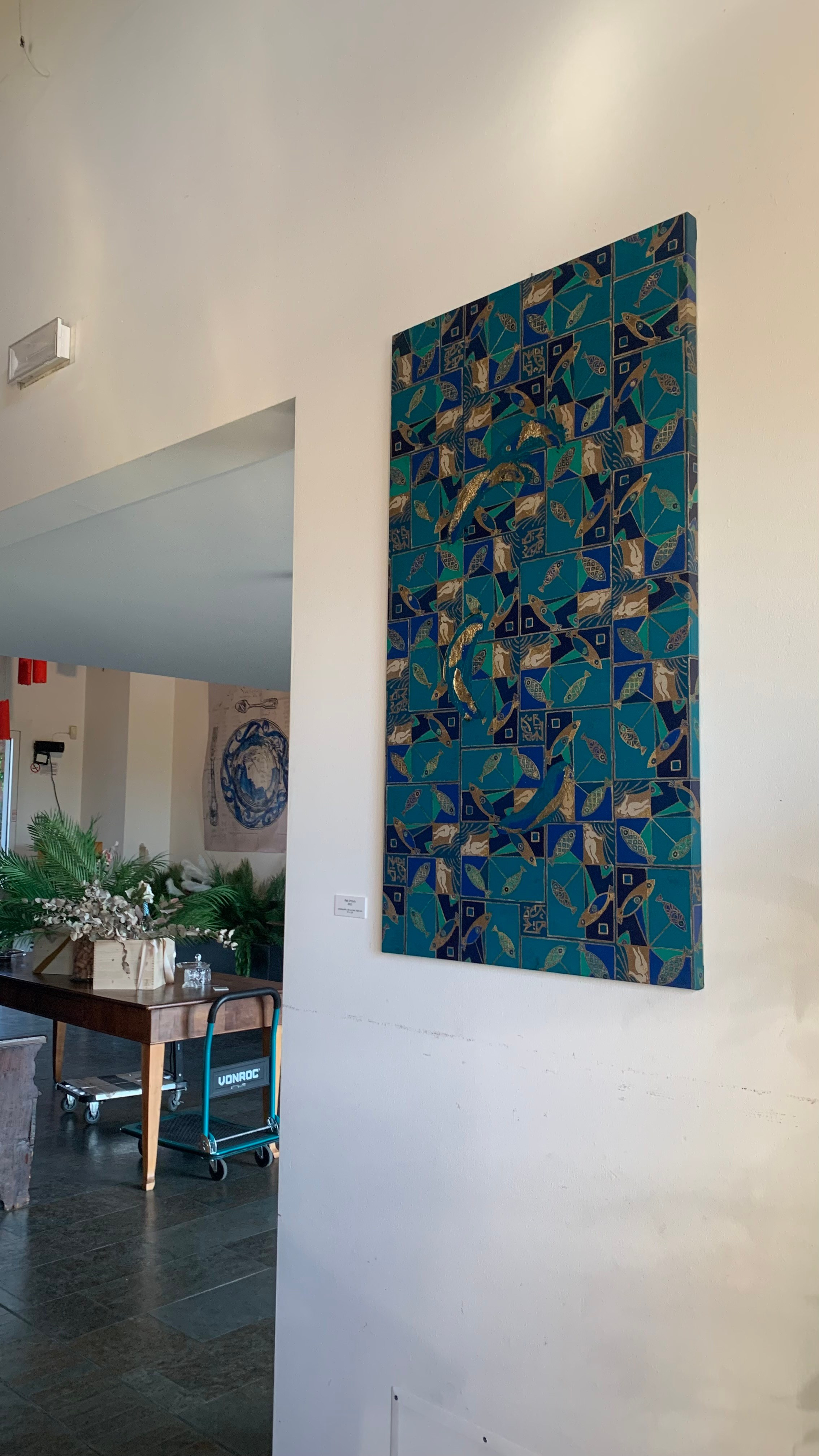 «Fish O ‘Clock» Tecnica mista, stampa su tela, ricamo su tela, olio su tela 70×130 cm. Nadia Kuprina. Artist