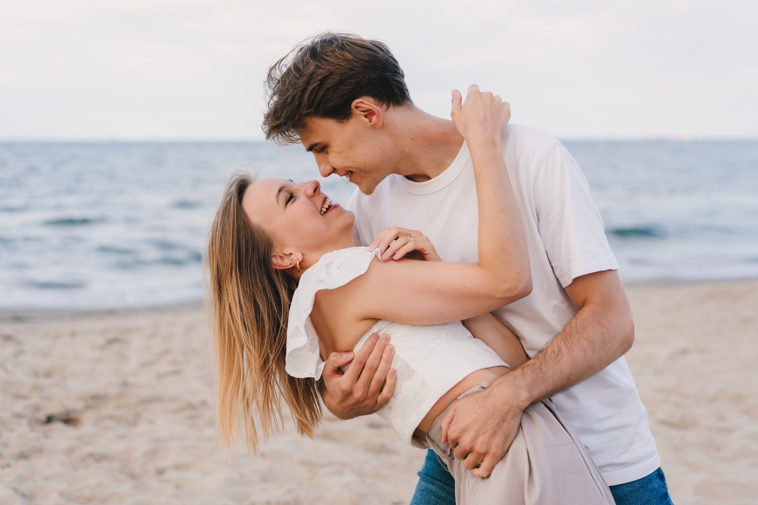 Gracjana i Damian, sesja narzeczeńska nad morzem. Fotograf ślubny & lifestyle Gdańsk, Karolina Baczewska