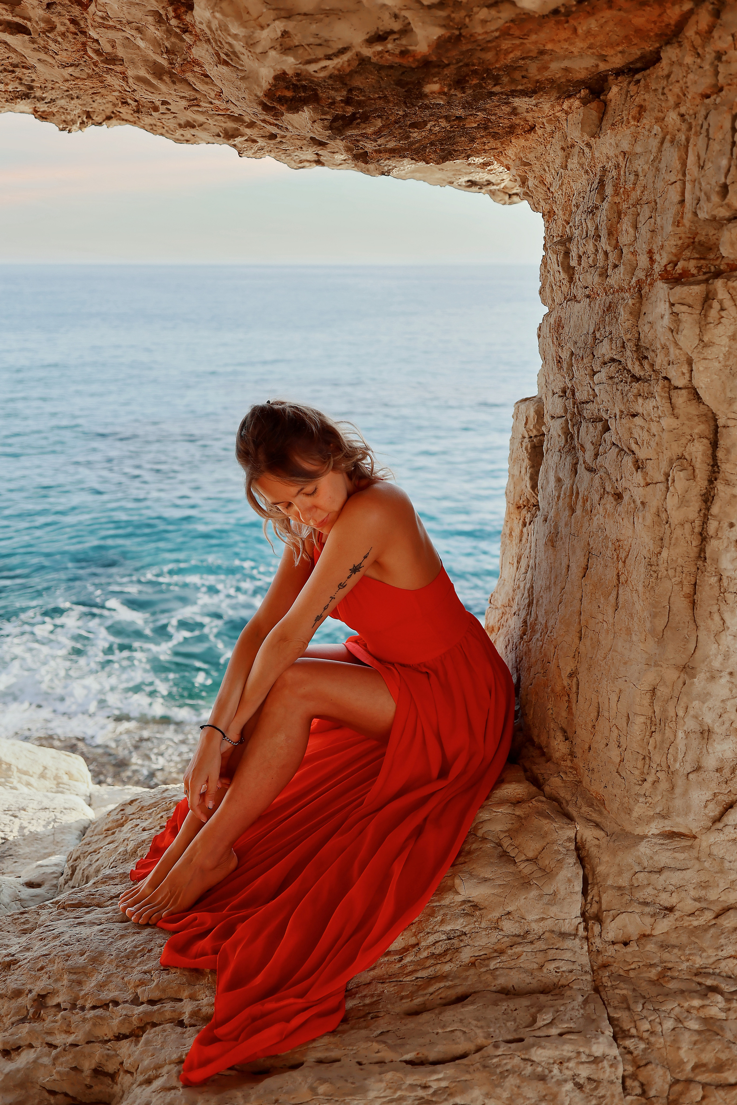 Индивидуальная съемка в красном платье, Айя-Напа. Апрель, 2022. Kipriotka. Ваш фотограф на Кипре (Айя-Напа, Протарас)