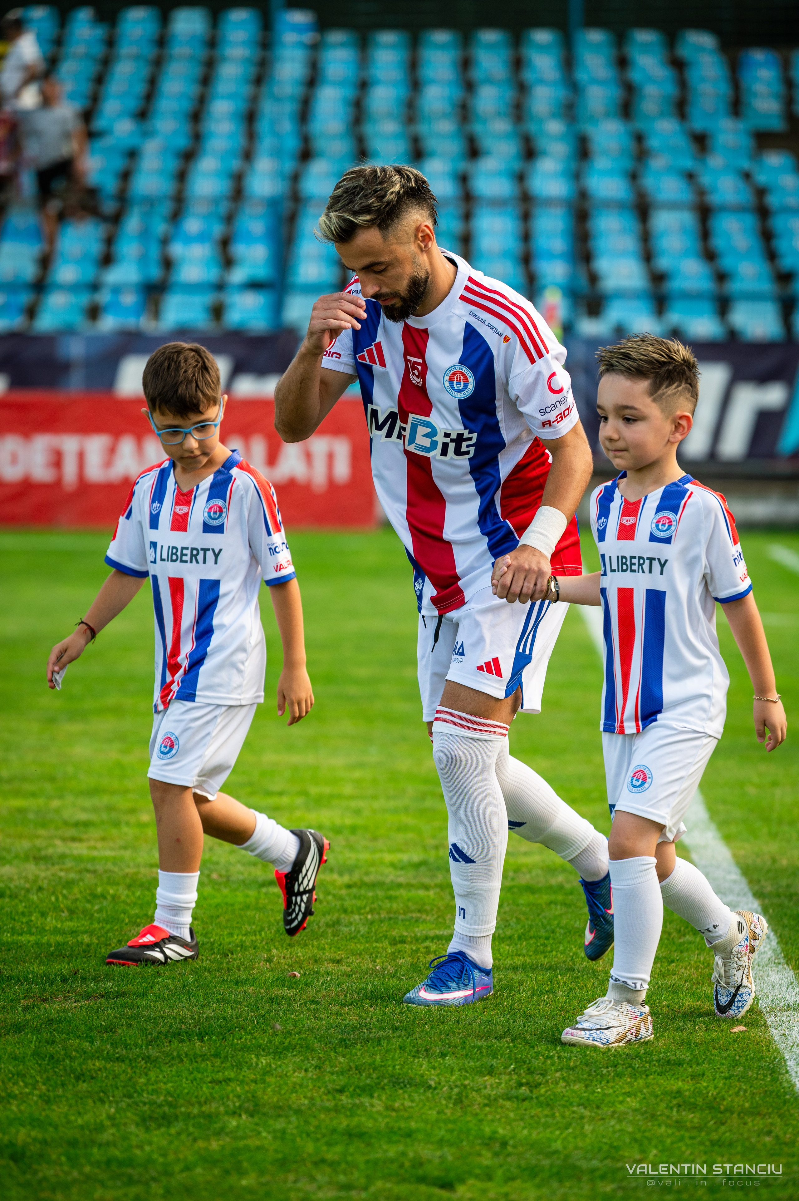 Otelul Galati — CFR Cluj. Fotograf de Sport, Portret, Produs, Corporate, Cultural și Evenimente în Galați | Valentin Stanciu