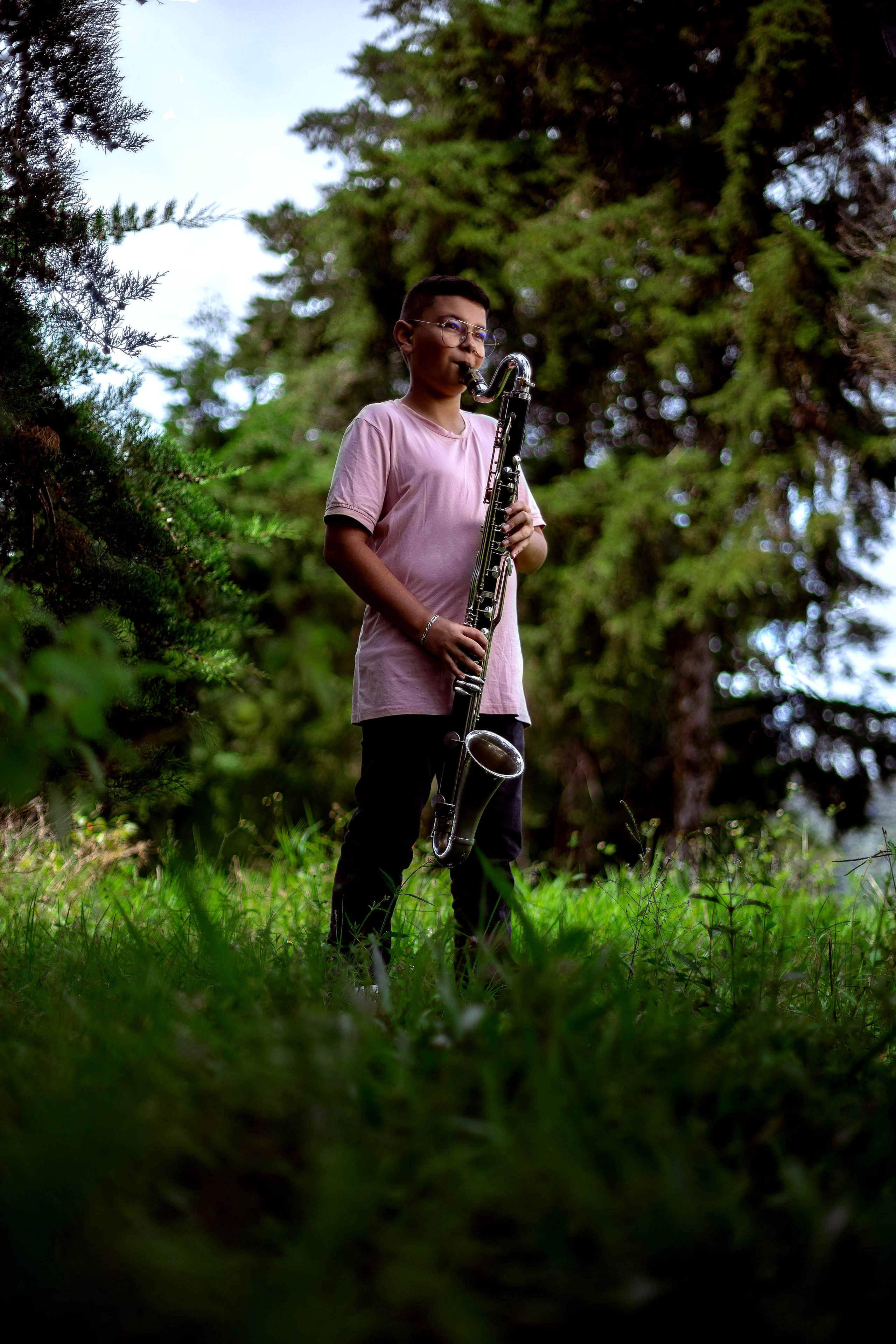 Clarinetista en el río fotografías artísticas que viva la música. Fotografía profesional para su evento en Caldas por SERFOTOGRAFÍA