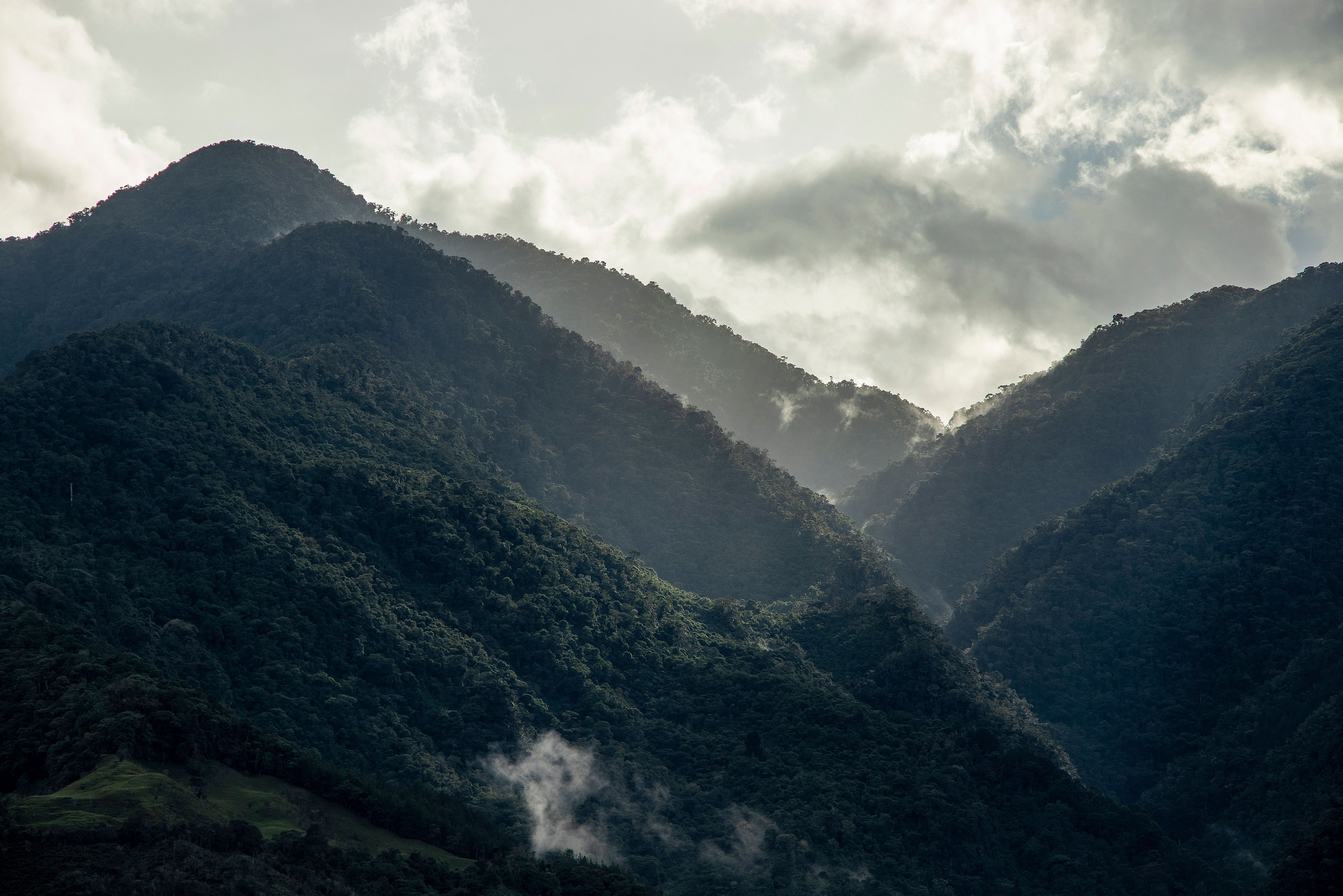 Luz entre las montañas en un bello atardecer