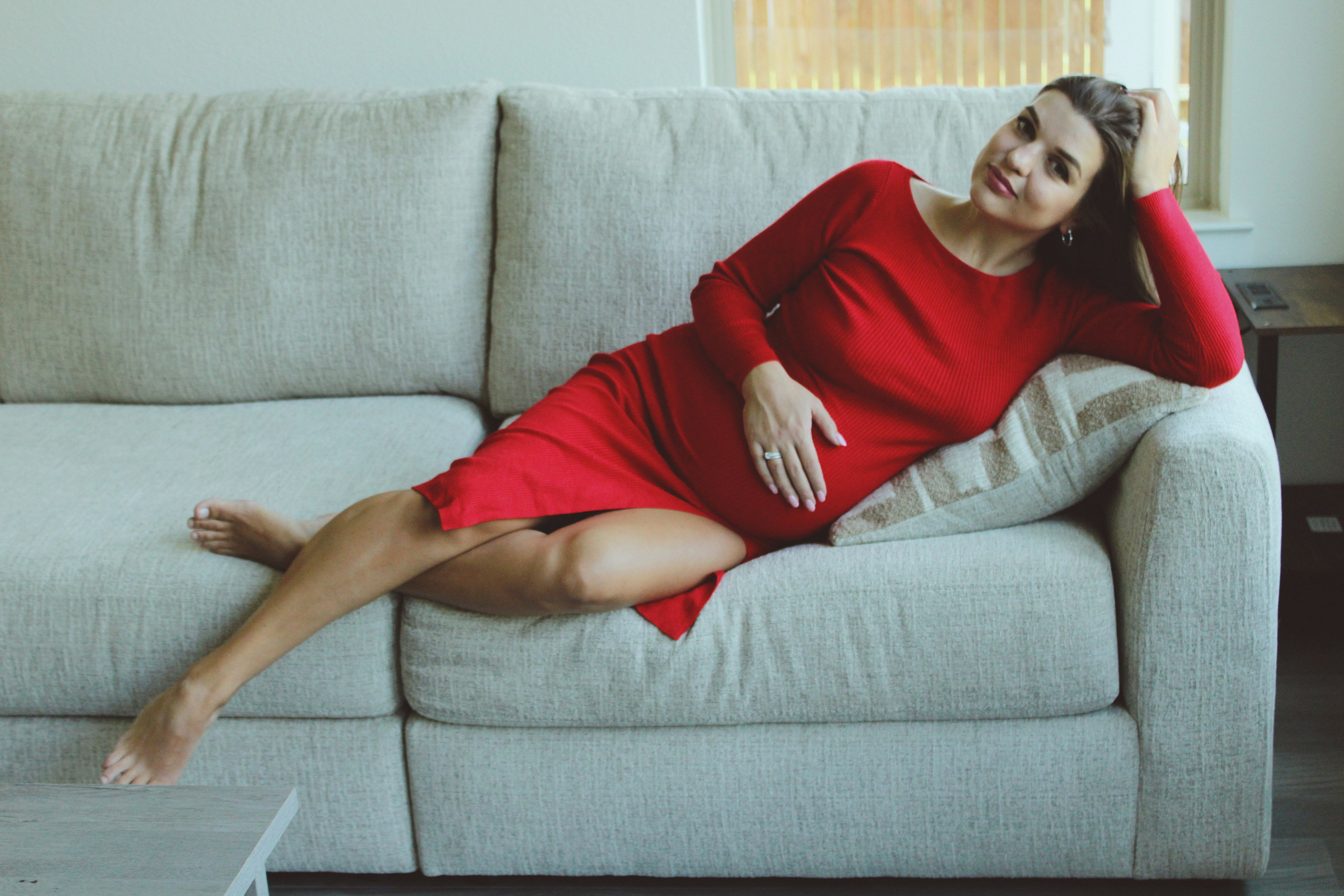 Maternity, Family & Pregnancy Photoshoot at Home. Lana Petrychenko — Portrait & Family Photographer. Valencia, Spain