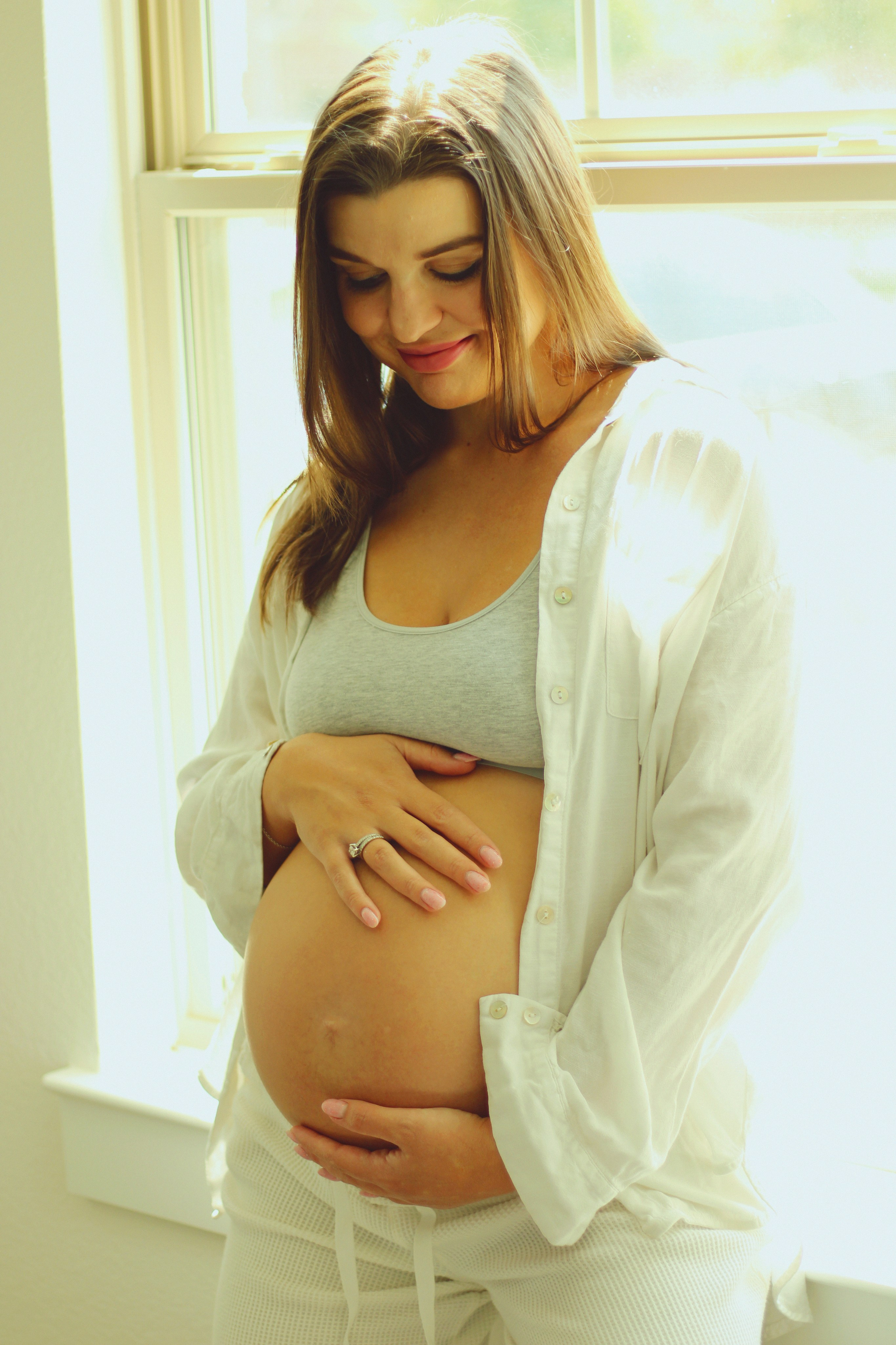 Maternity, Family & Pregnancy Photoshoot at Home. Lana Petrychenko — Portrait & Family Photographer. Valencia, Spain