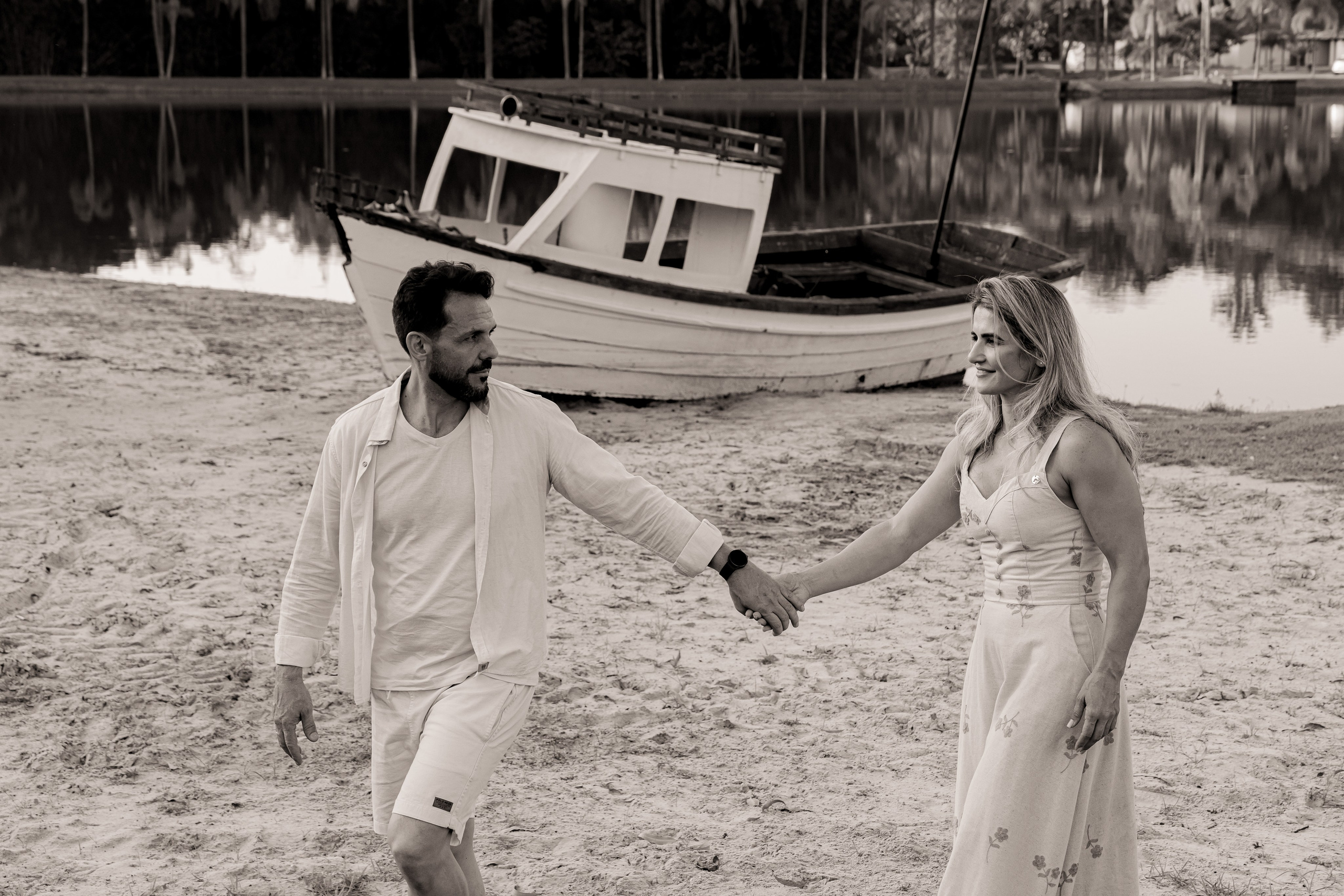 Ensaio Pré-Wedding no Interior Paulista com Lago, Areia e Pôr do Sol | Studio Melk. Tela cheia