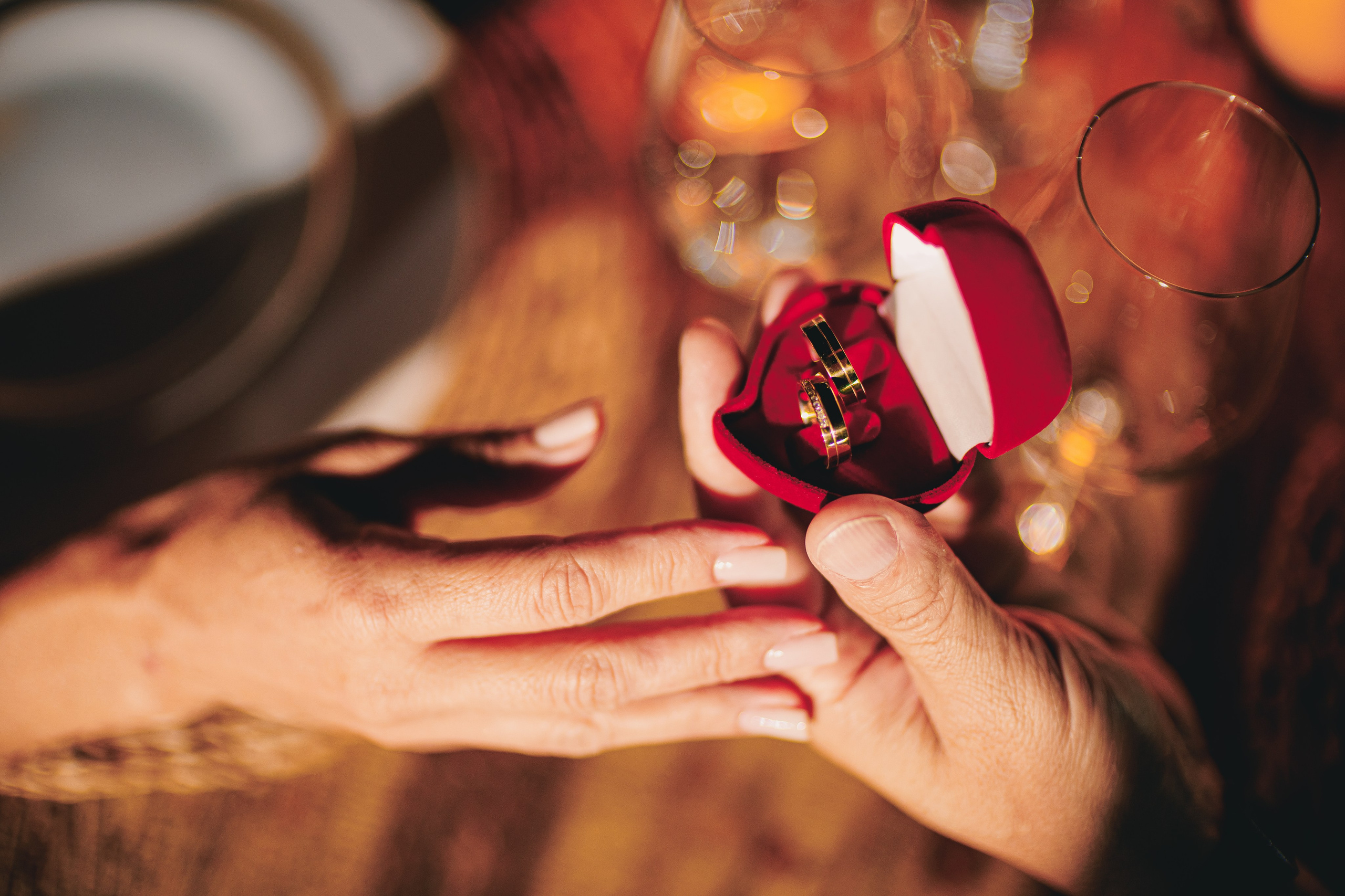 Ensaio Pré-Wedding no Interior Paulista com Lago, Areia e Pôr do Sol | Studio Melk. Tela cheia