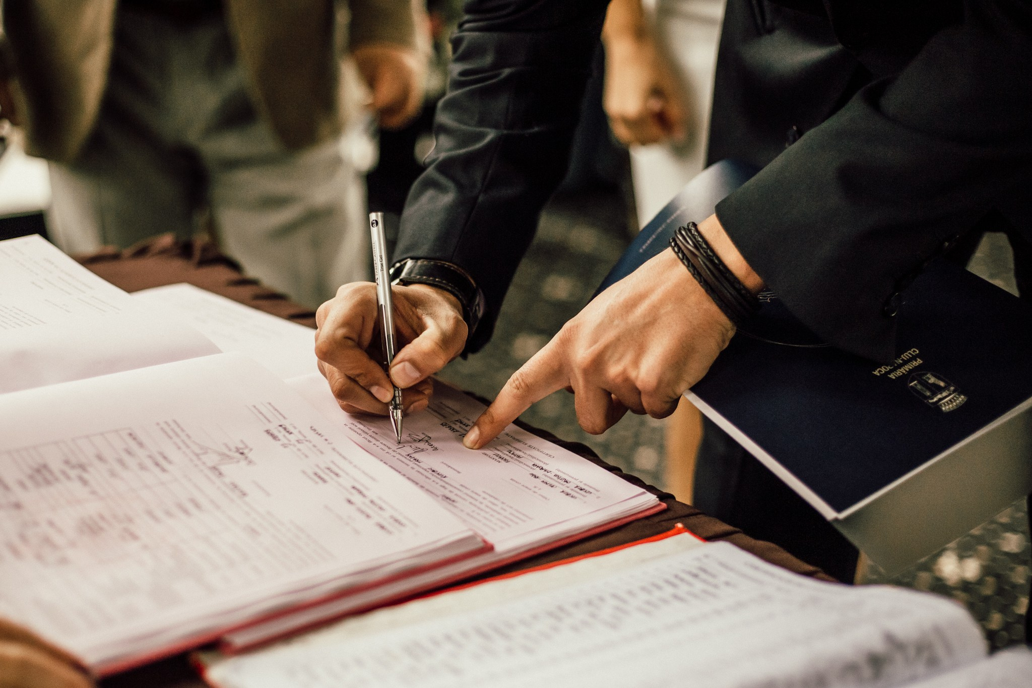 Fotograf stare civila la foisorul din Parcul Central din Cluj-Napoca. Horatiu Fat: Fotograf si Videograf Profesionist Nunta Cluj-Napoca