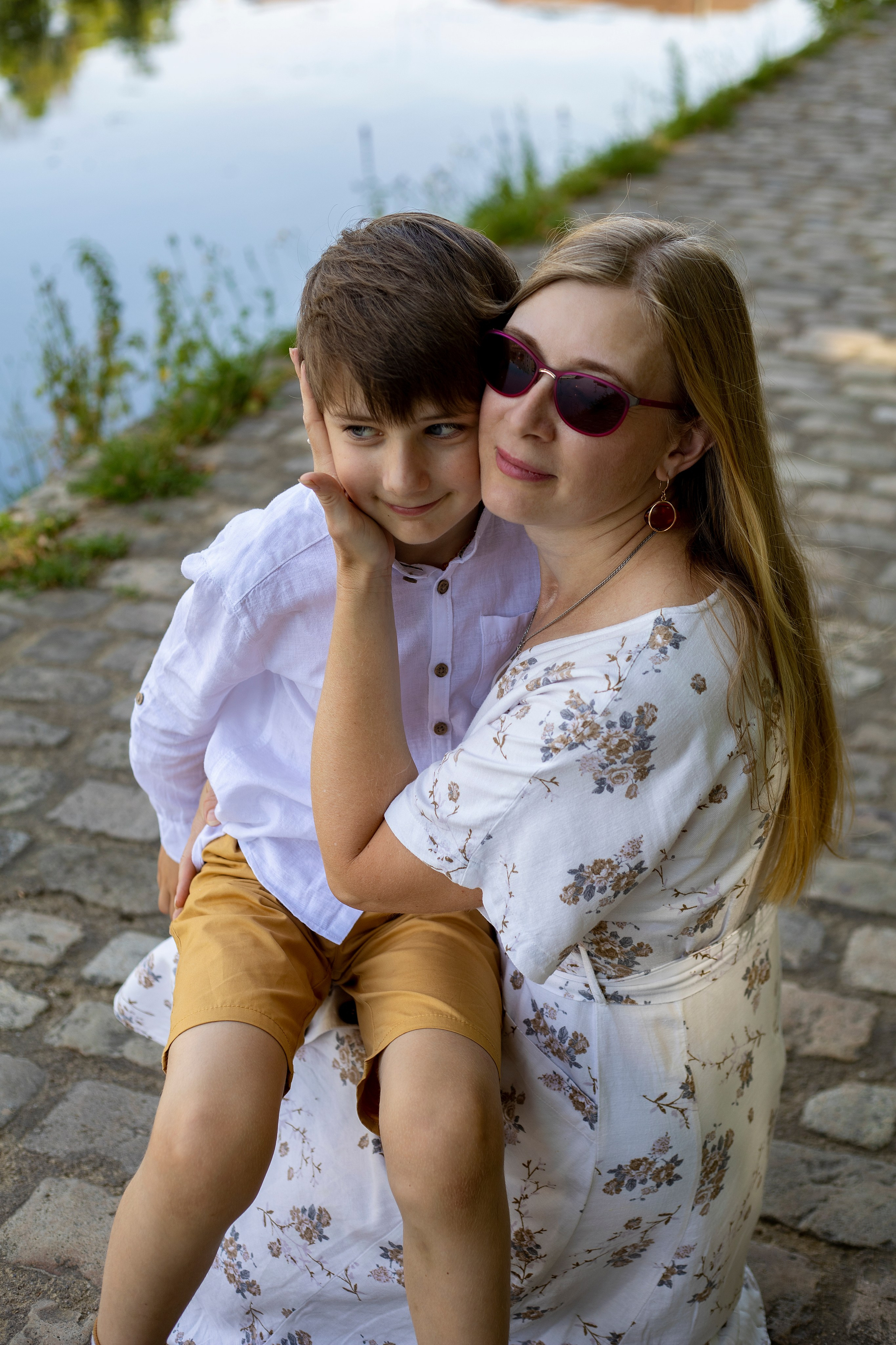Maman et fils – moments chaleureux partagés. Photographe et graphiste Anastasiia LITVIN - Besançon, France