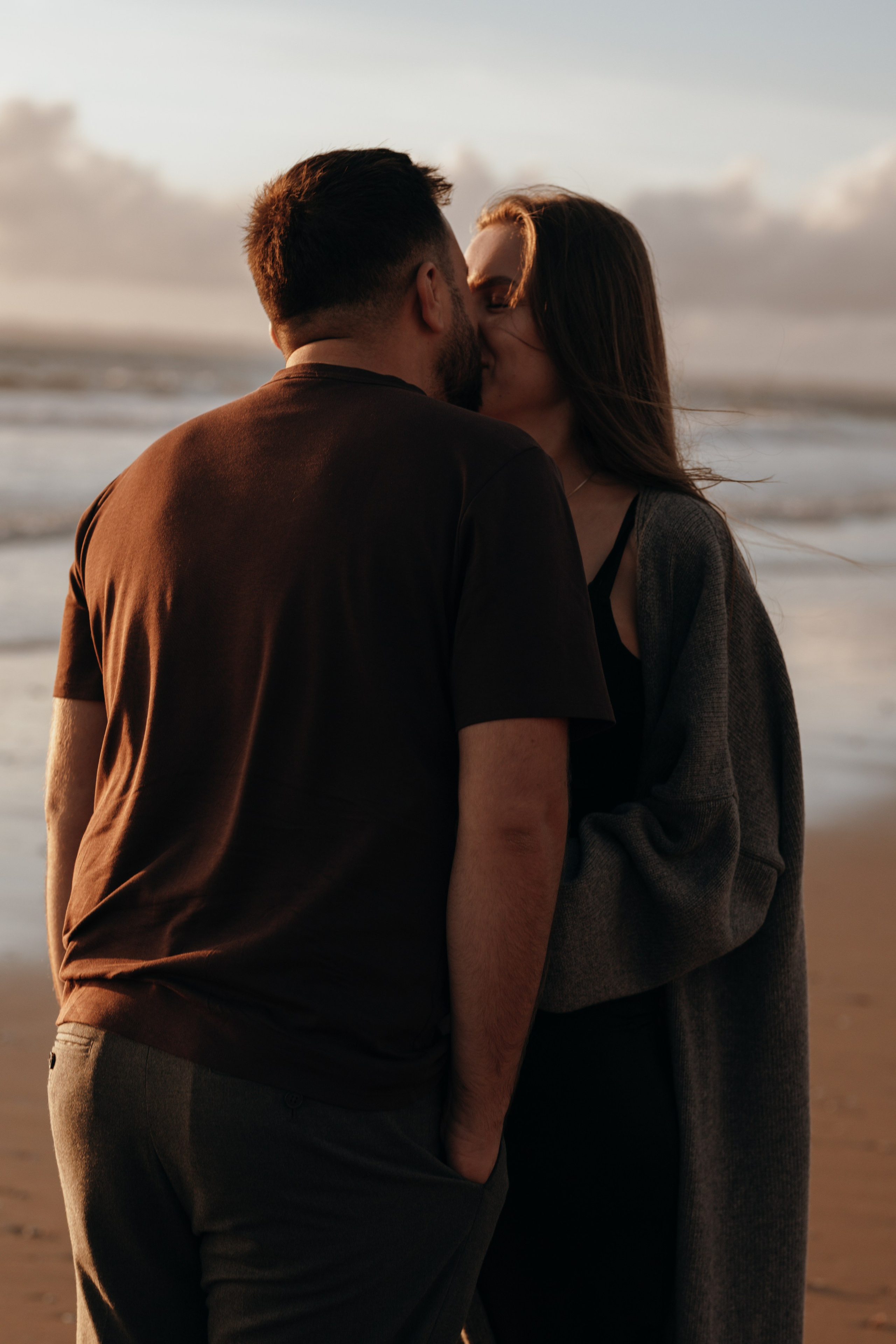 Sunset maternity photoshoot. Annah Louwagie — Lifestyle photographer for couples, families & brands | France & worldwide