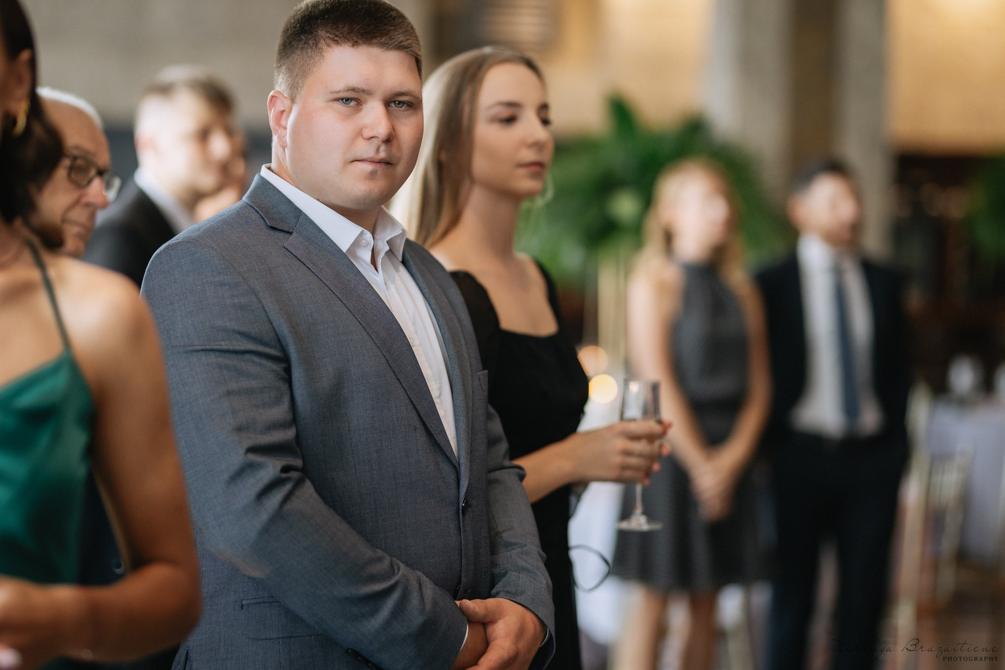 Vestuvinė fotosesija Kaune, Vienybės aikštėje, prie Lietuvos banko